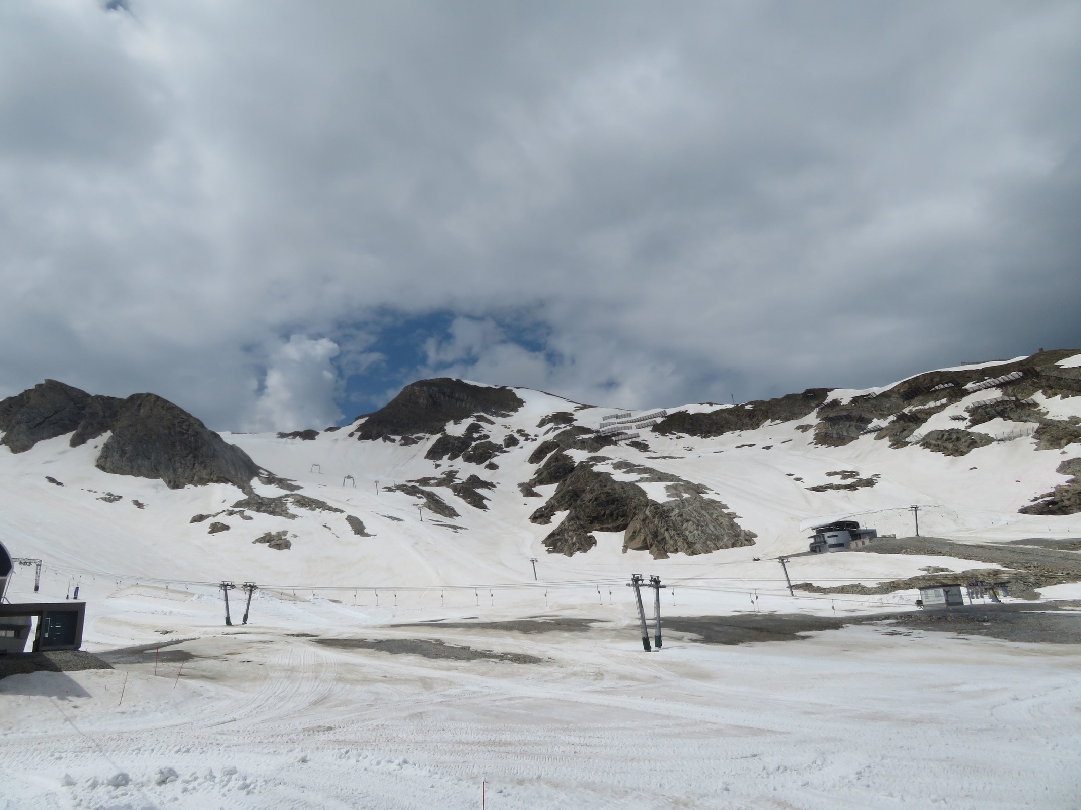 Blick zum Maurergletscher im Hintergrund und den Kitzliften im Vordergrund.