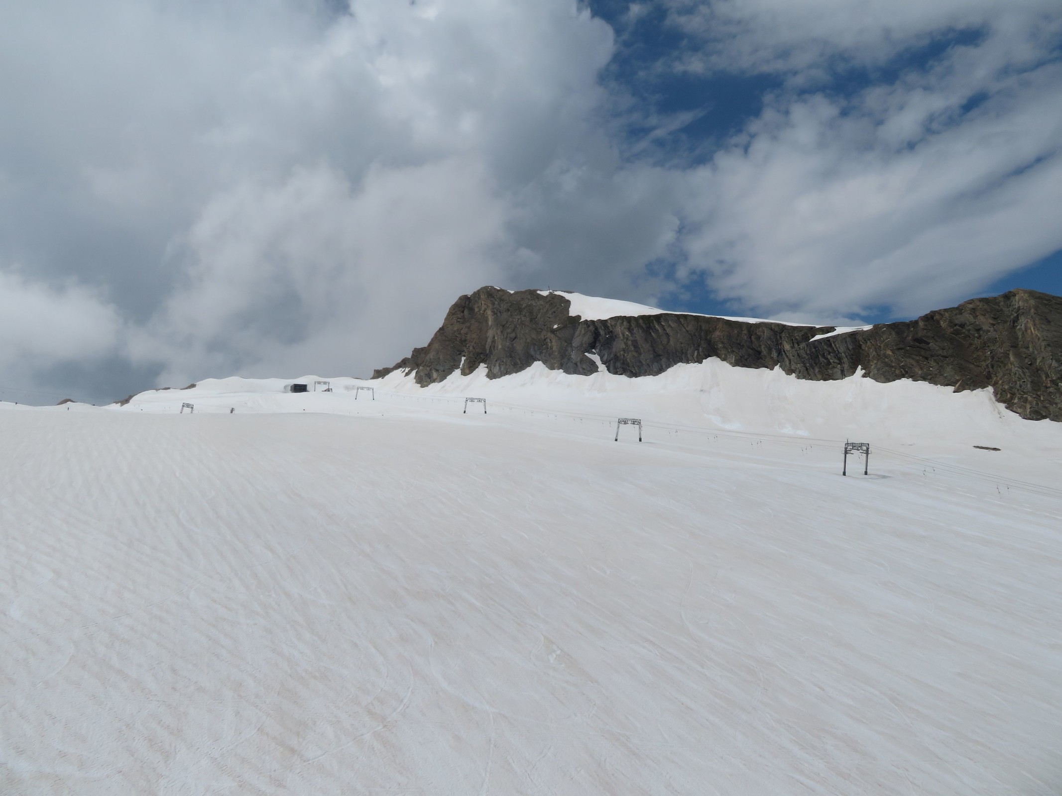 Gletscherplateau. Rechts die Kitzlifte, links eine Stütze des Magnetköpfllifts.