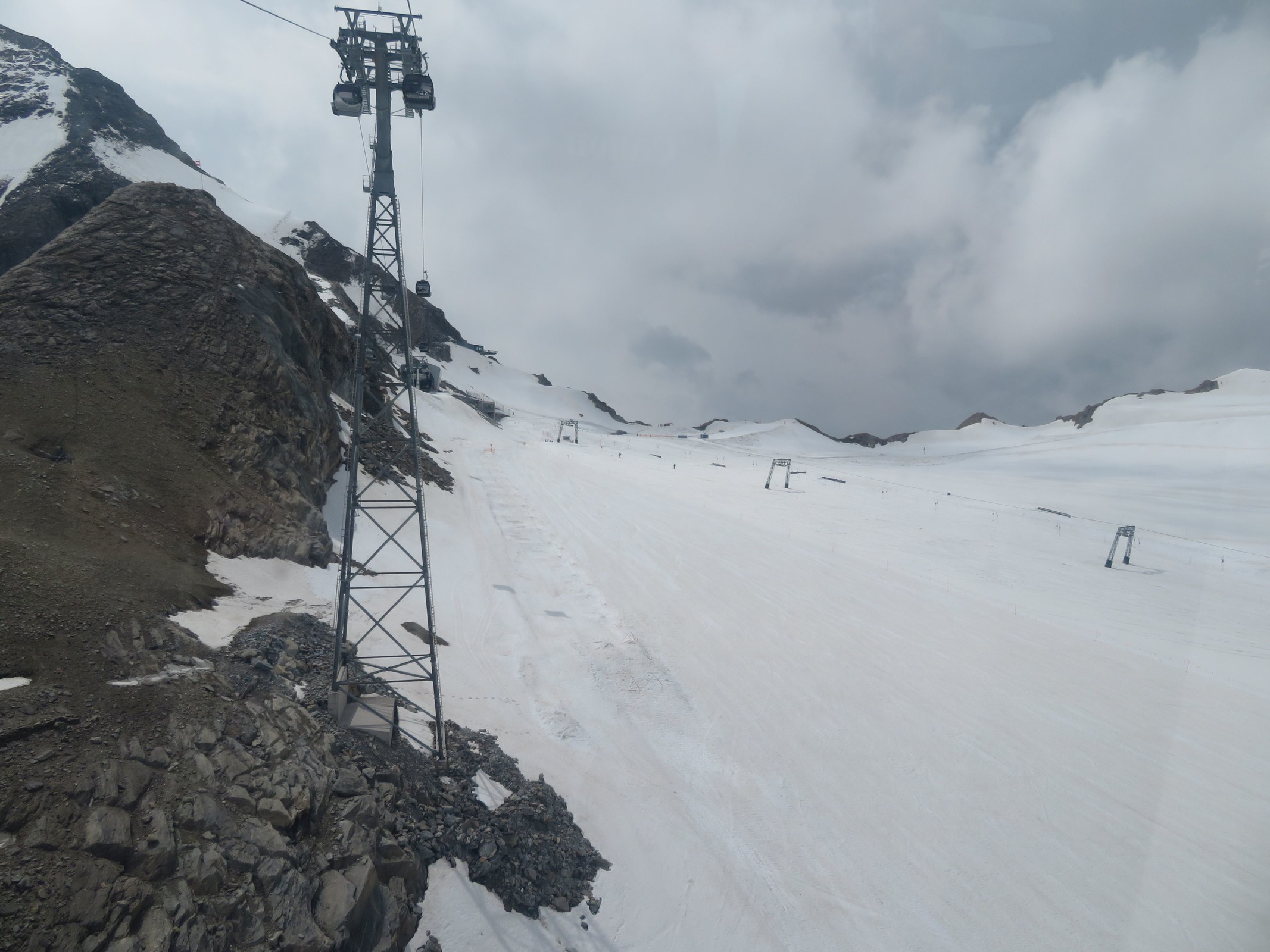 65 m hohe Stütze des Gletscherjet 4 und rechts der Magnetköpfllift.