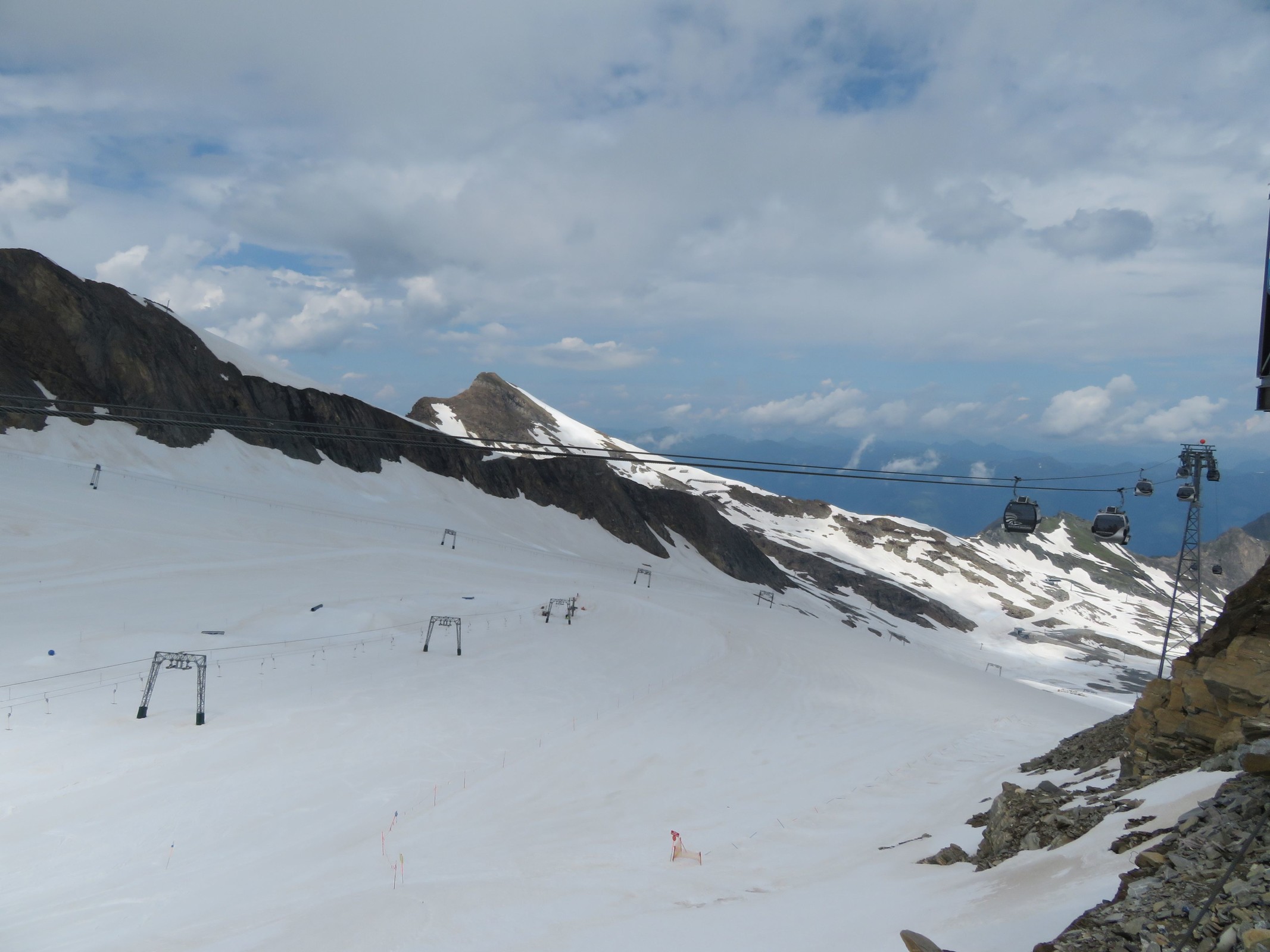 Verlassener Magnetköpfllift im Vordergrund.