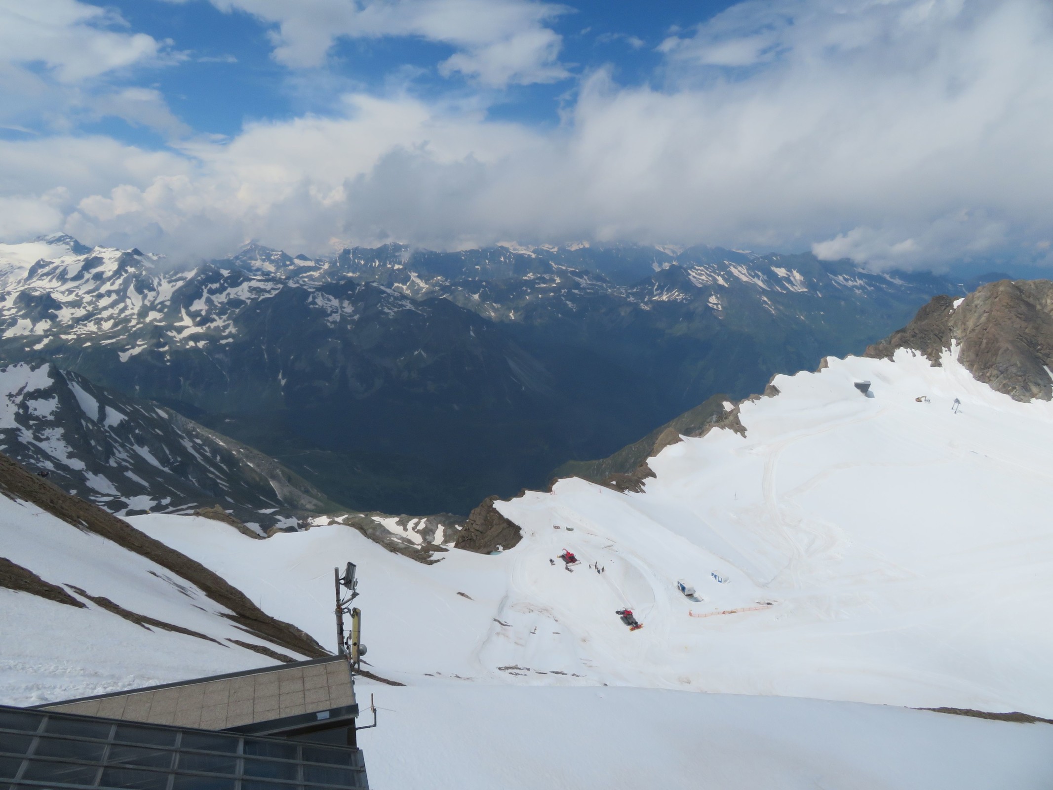 Blick zur bildmittig gelegenen Ice Arena.
