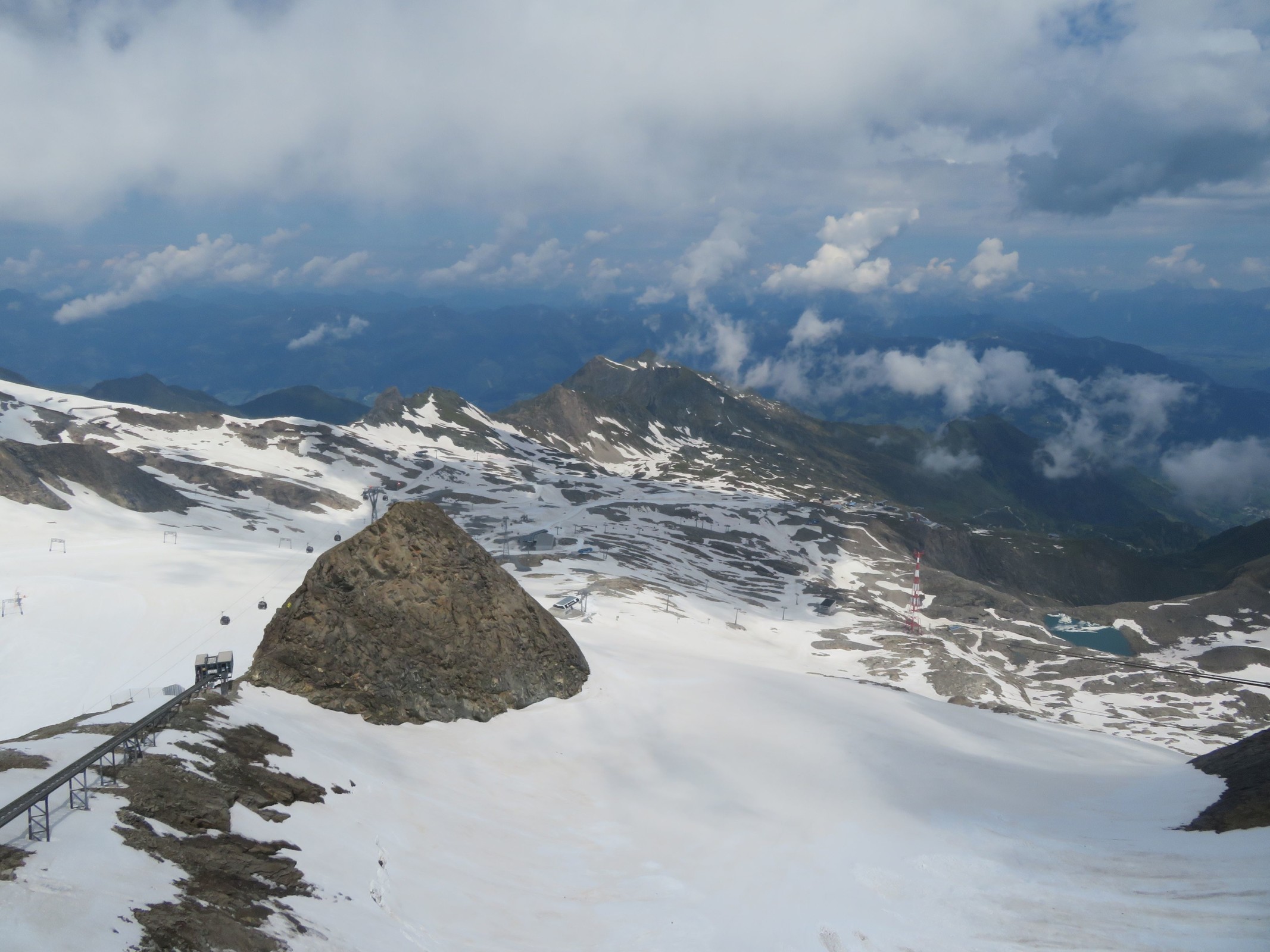Übersicht übers Skigebiet von der Gipfelstation aus.