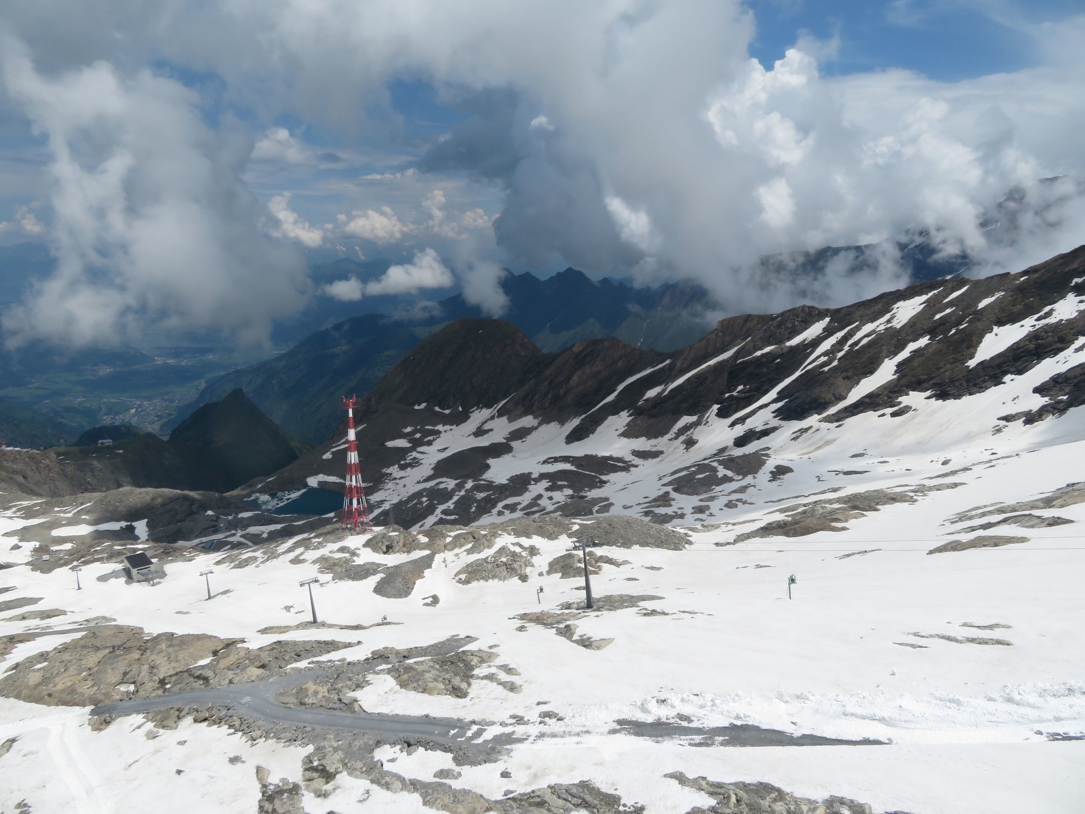 Schmiedingerbahn aus dem Gletscherjet 4. Im Hintergrund ist die hohe Stütze (113,6 m) der Gipfelbahn zuzuordnen.