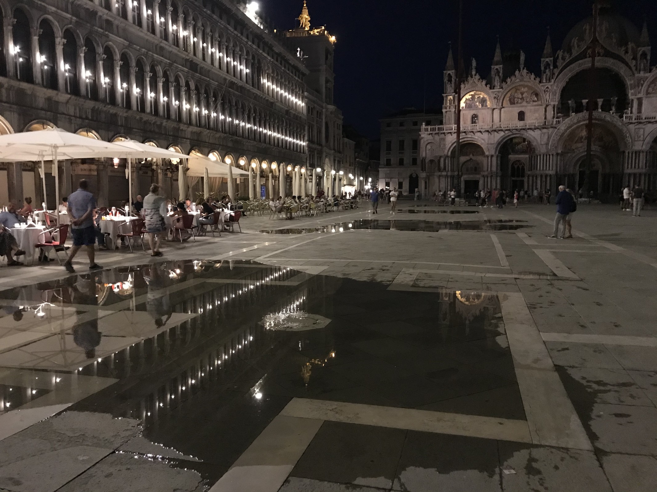 Bei Flut drückt es das Wasser aus den Gullis hoch, kein Wunder sind hier Überschwemmungen häufig