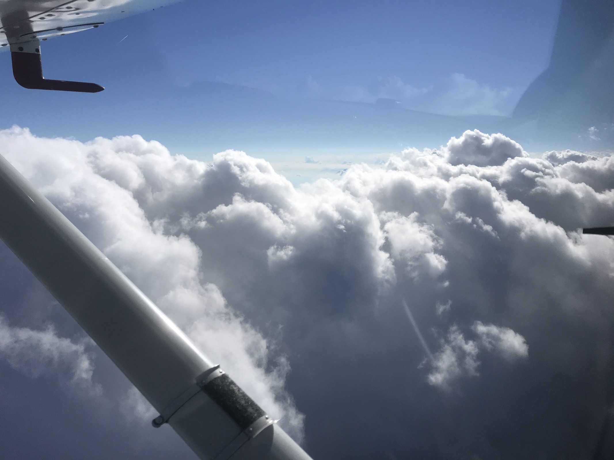 Dann quälen wir uns mühsam zwischen Wolkentürmen hoch