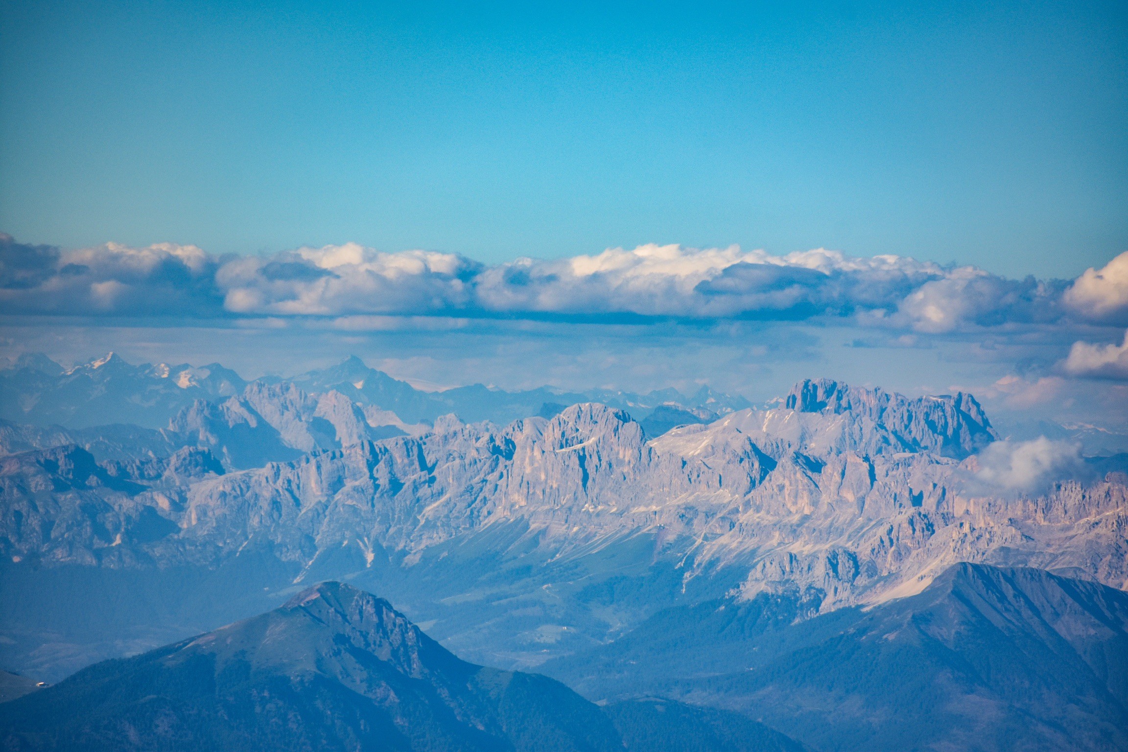Fernblick zu Sassolungo und Sellagruppe