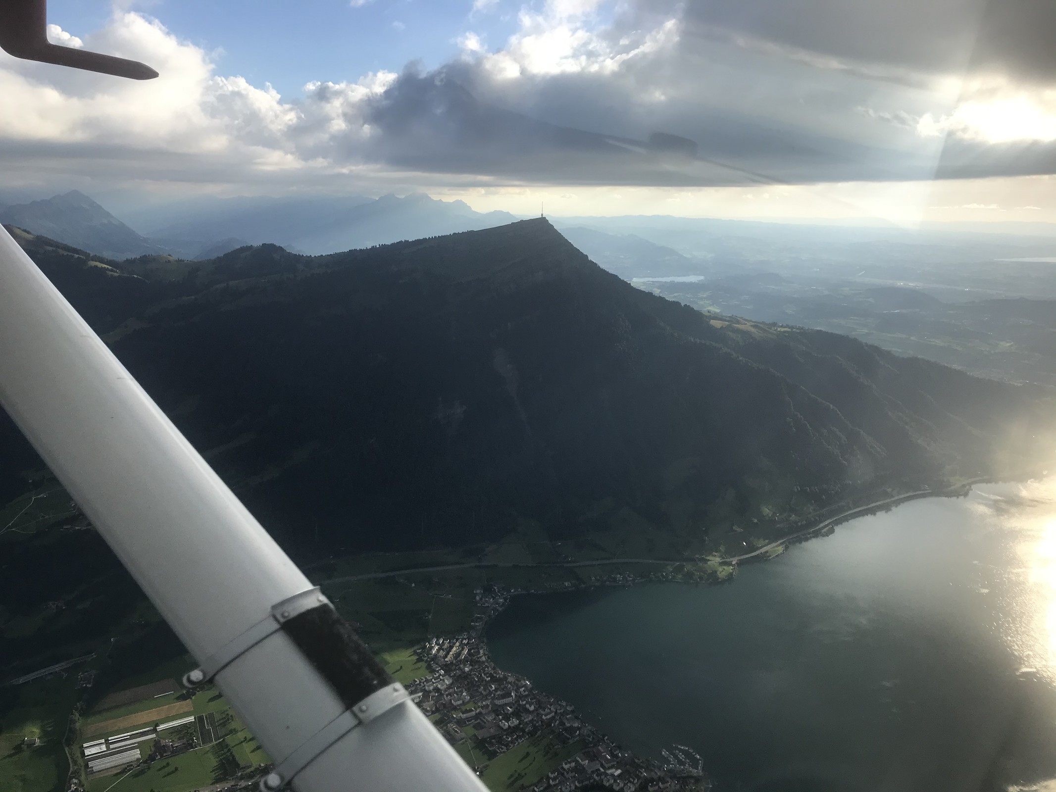 Im Muothatal sinken wir durch ein Loch unter die Wolken, an der Rigi vorbei