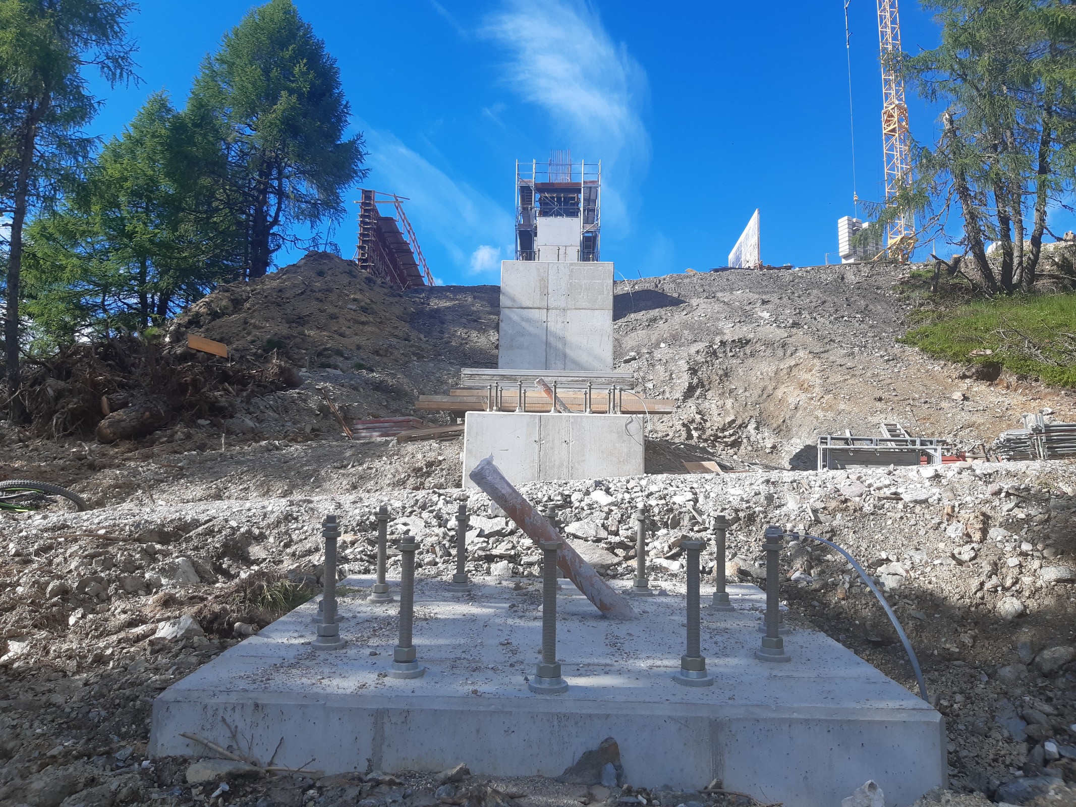 Die Fundamente für die letzten Stützen vor der Bergstation sind bereits betoniert. An der restlichen Linie sind noch die letzten Fundamente in Arbeit.