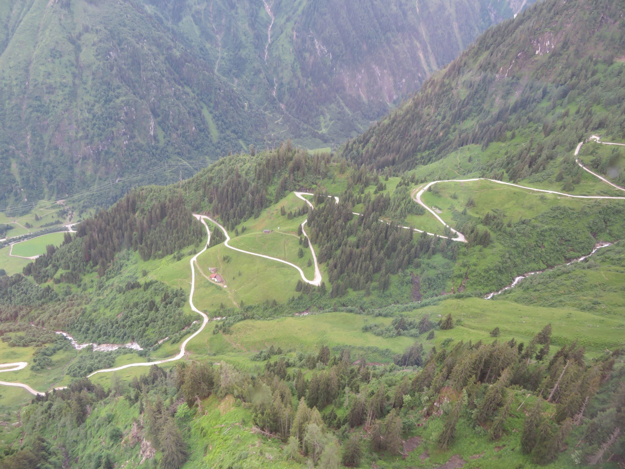 Blick aus derselben auf den Güterweg vom Maiskogel zum Langwied, der dann von dort aus weiter zum Alpincenter hochführt.