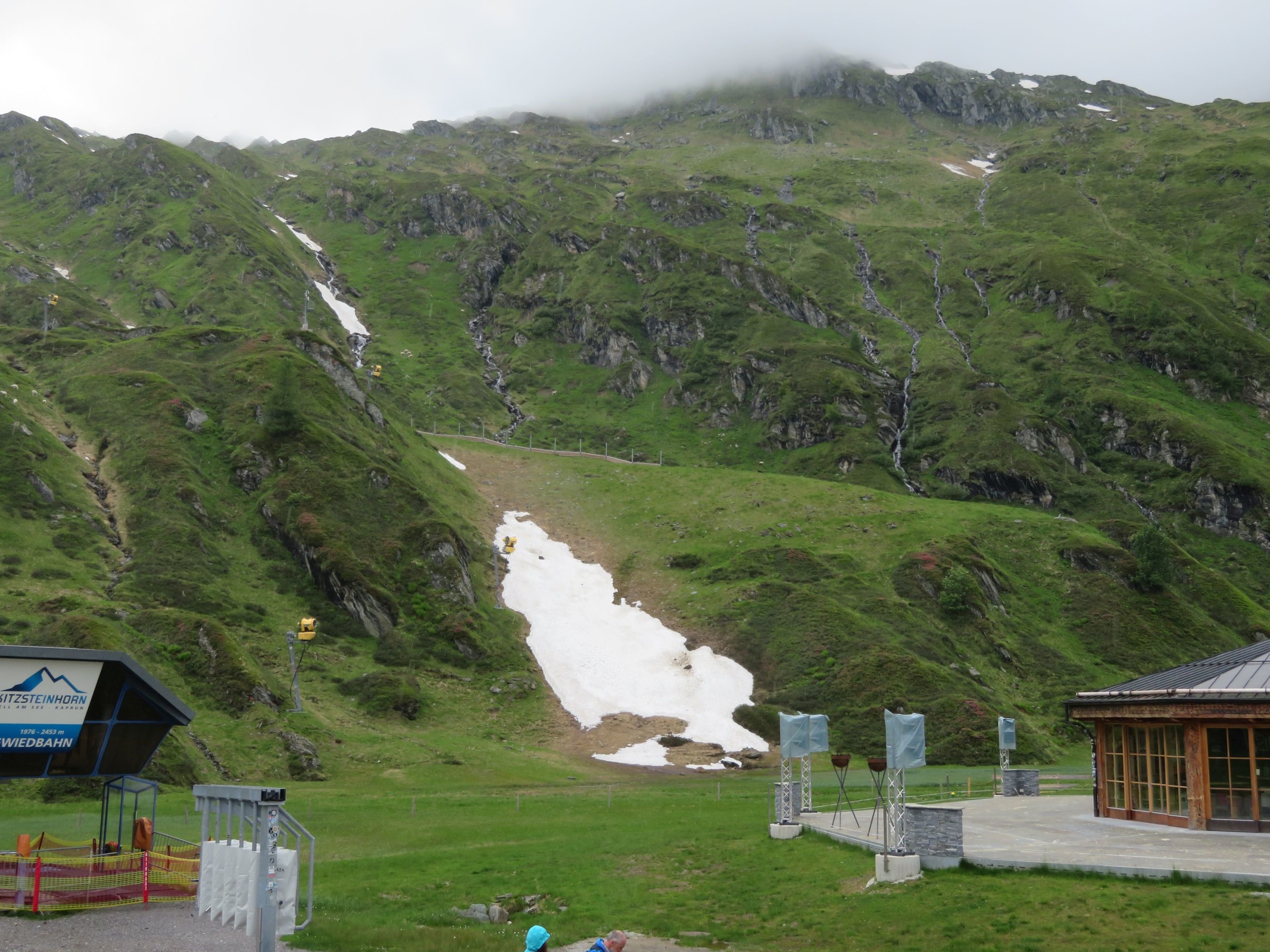 Schneereste auf dem Schlusshang der Black Mamba (Nr. 14) am Langwied.