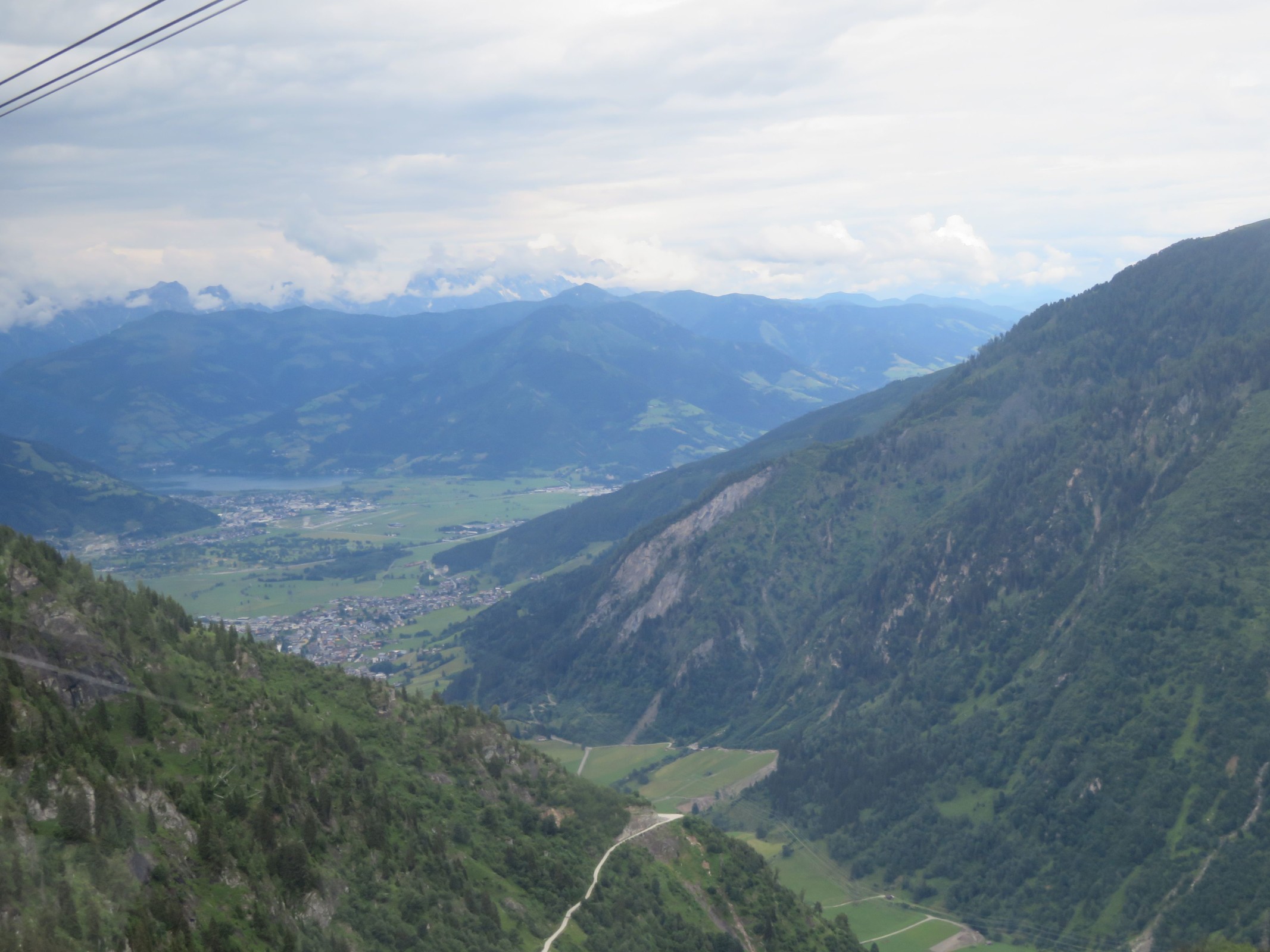 Blick aus der 3K K-onnection. Der erste Ort ist Kaprun und der zweite im Hintergrund Zell am See.