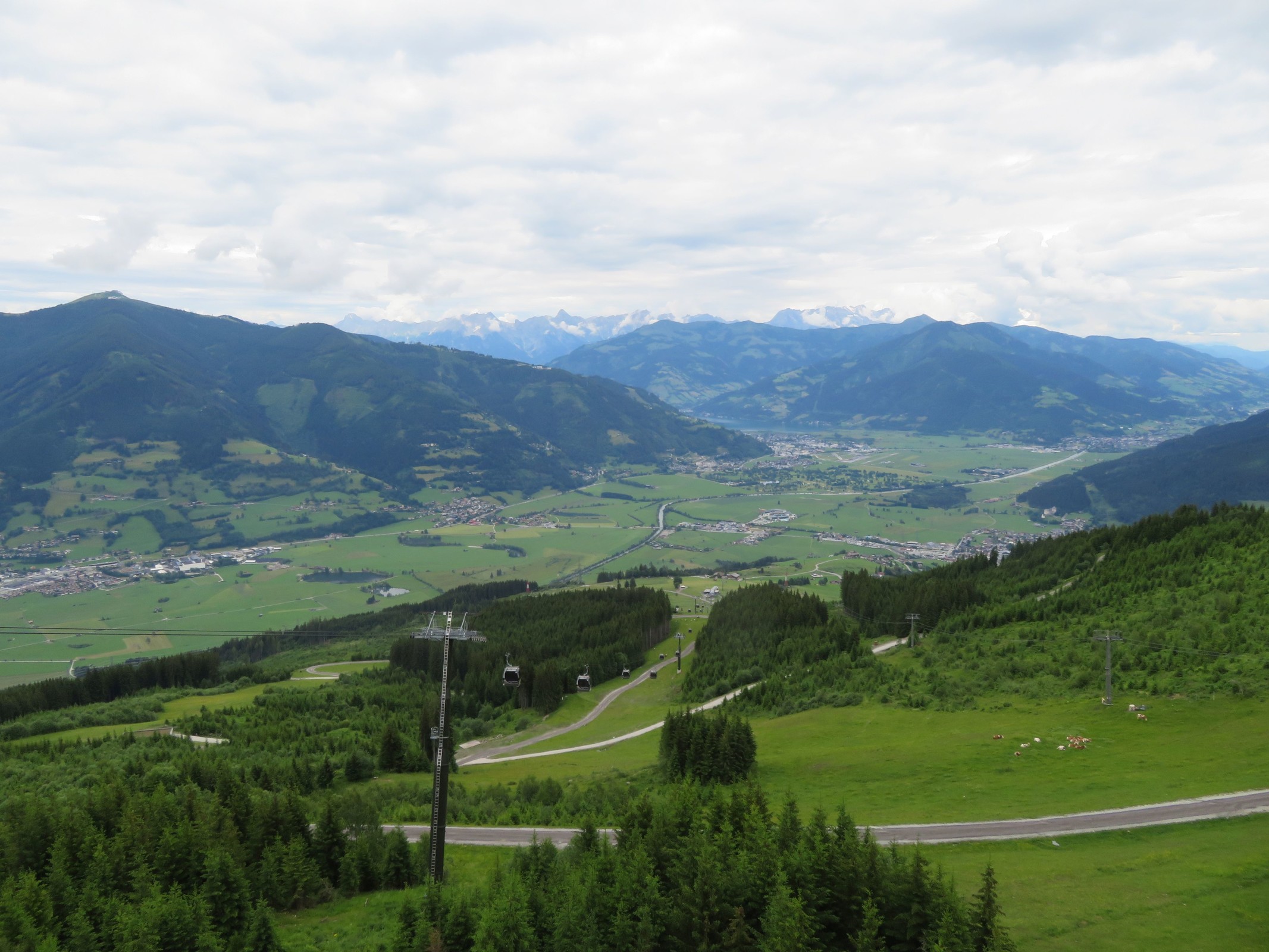 Wieder zurück am Maiskogel angekommen. Vorne links liegt Piesendorf, hinten rechts Bruck an der Großglocknerstraße, davor rechts Kaprun und links von Bruck Zell am See.