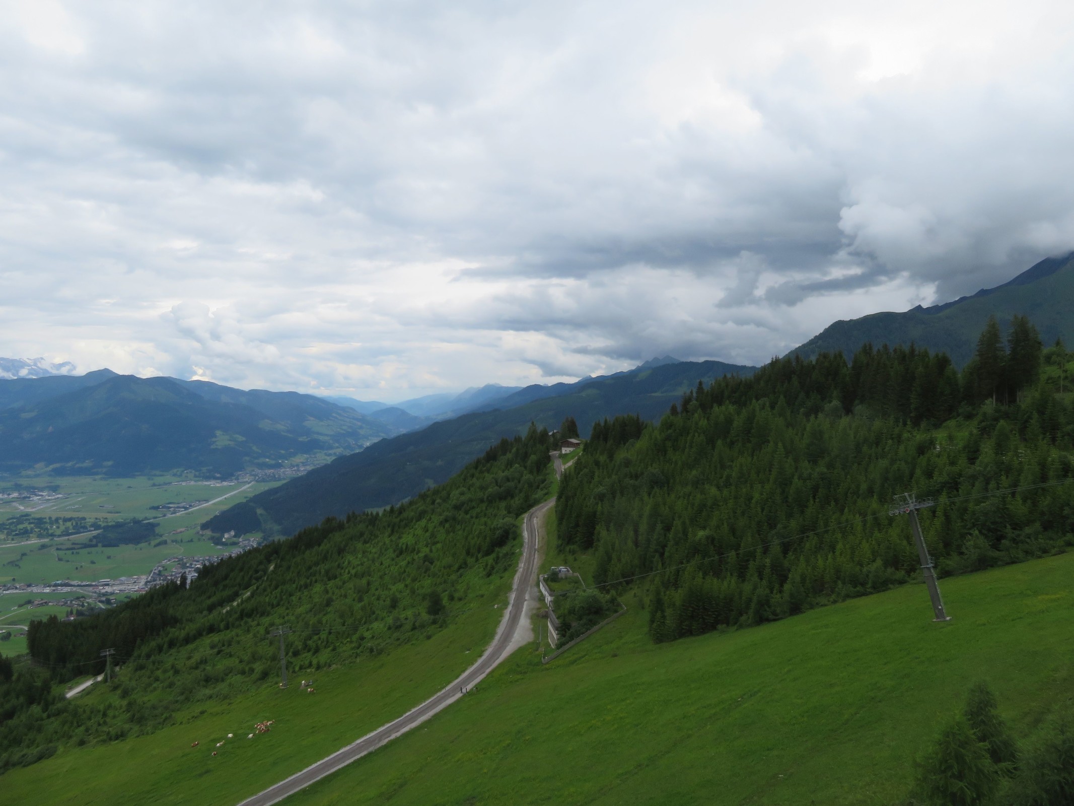 Blick in Richtung der ehemaligen Bergstation der Maiskogelbahn und zum Restaurant Glocknerblick bildmittig.