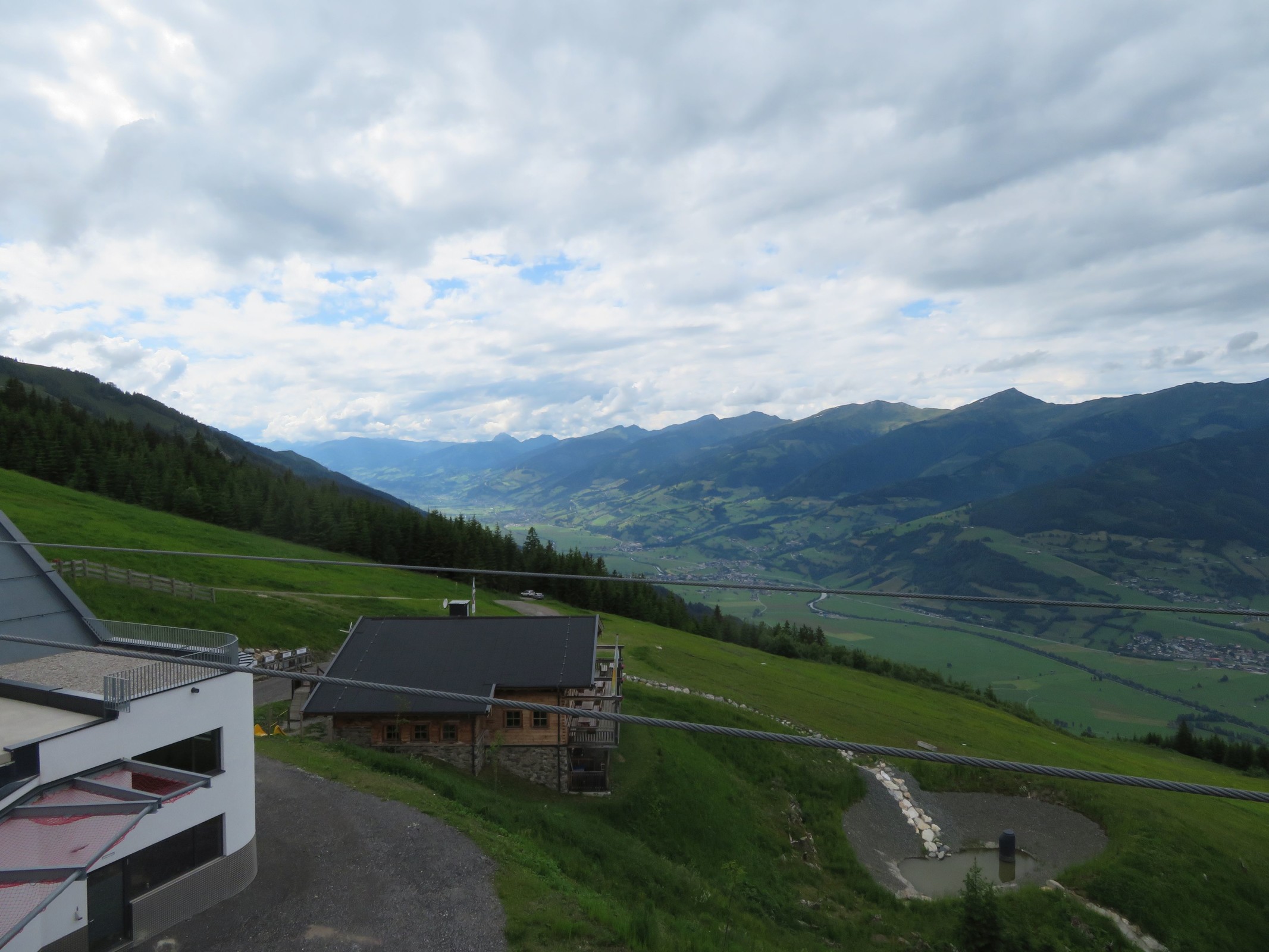 Blick ins Salzachtal, das rund 800 m tiefer liegt.