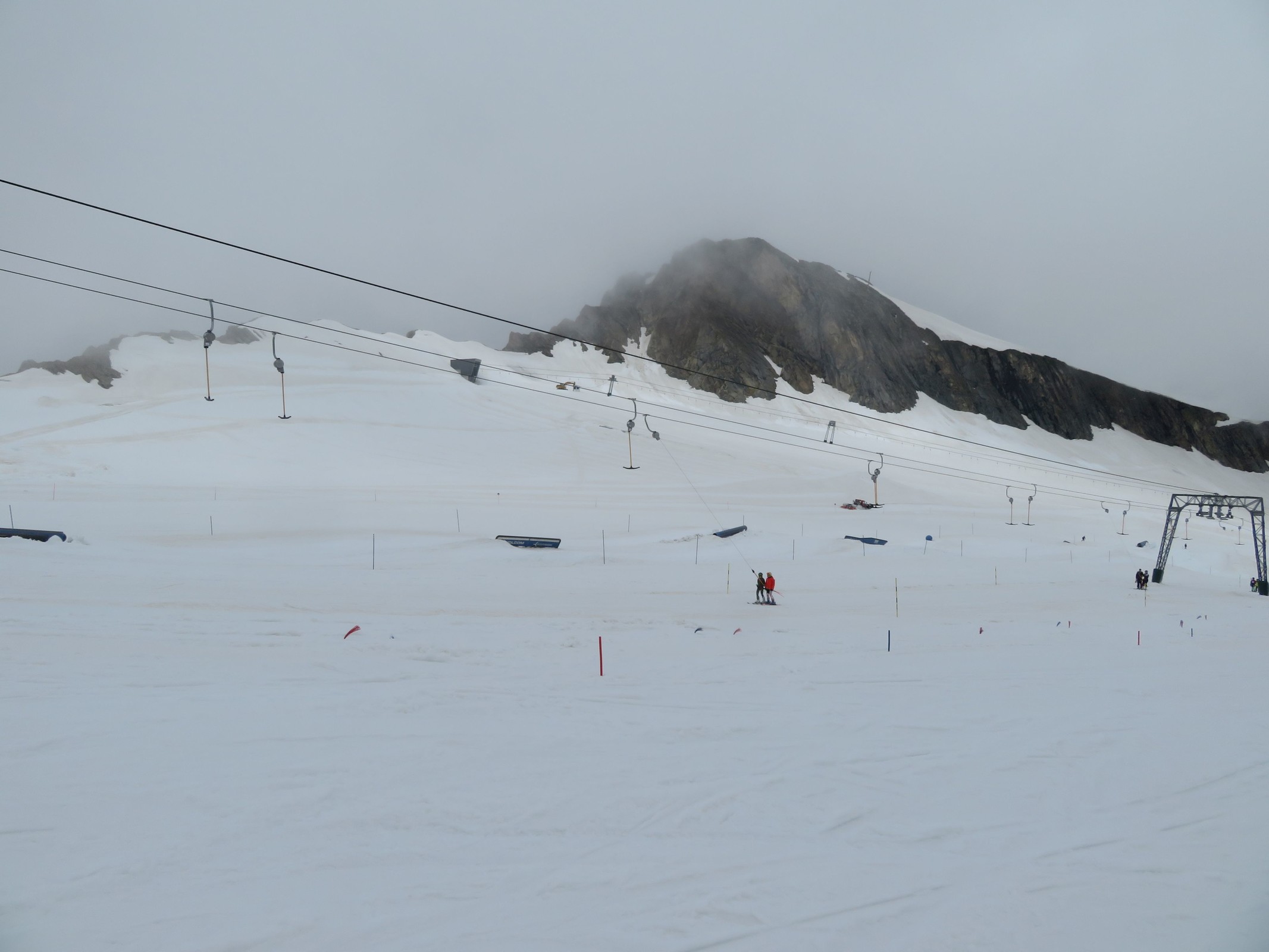 Endlich das erste Mal auf Skiern wieder seit dem 02.01.2020, da war ich übrigens ebenfalls am Kitzsteinhorn ;-). Es war die ersten Meter ein bisschen schwierig zu fahren, aber schnell war es wieder ganz beim Alten. Hier bin ich auf der rechten Abfahrt am Magnetköpfllift.