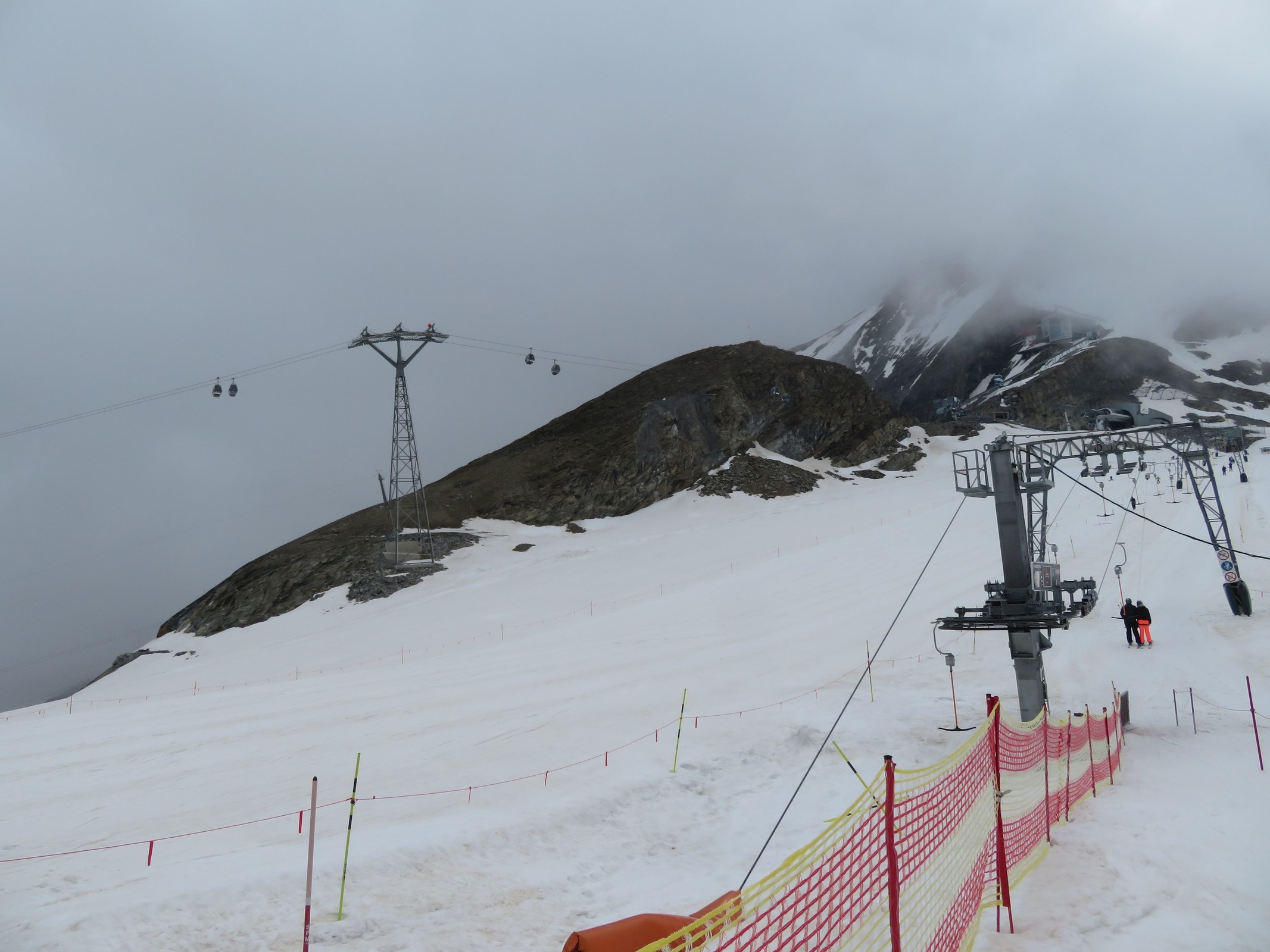 Rechts das wolkenverhangene Kitztsteinhorn, links die höchste Stütze des Gletscherjets 4.