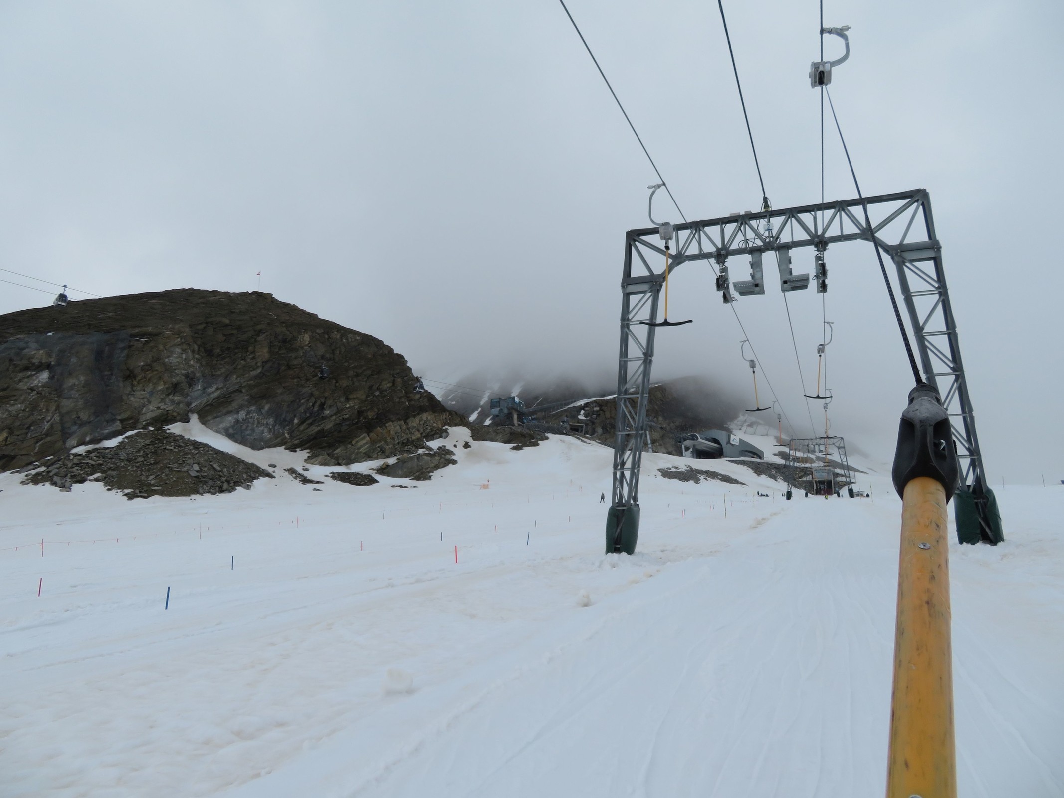 Blick auf die zwei abgesteckten Rennkurse auf der linken Magnetköpflpiste.
