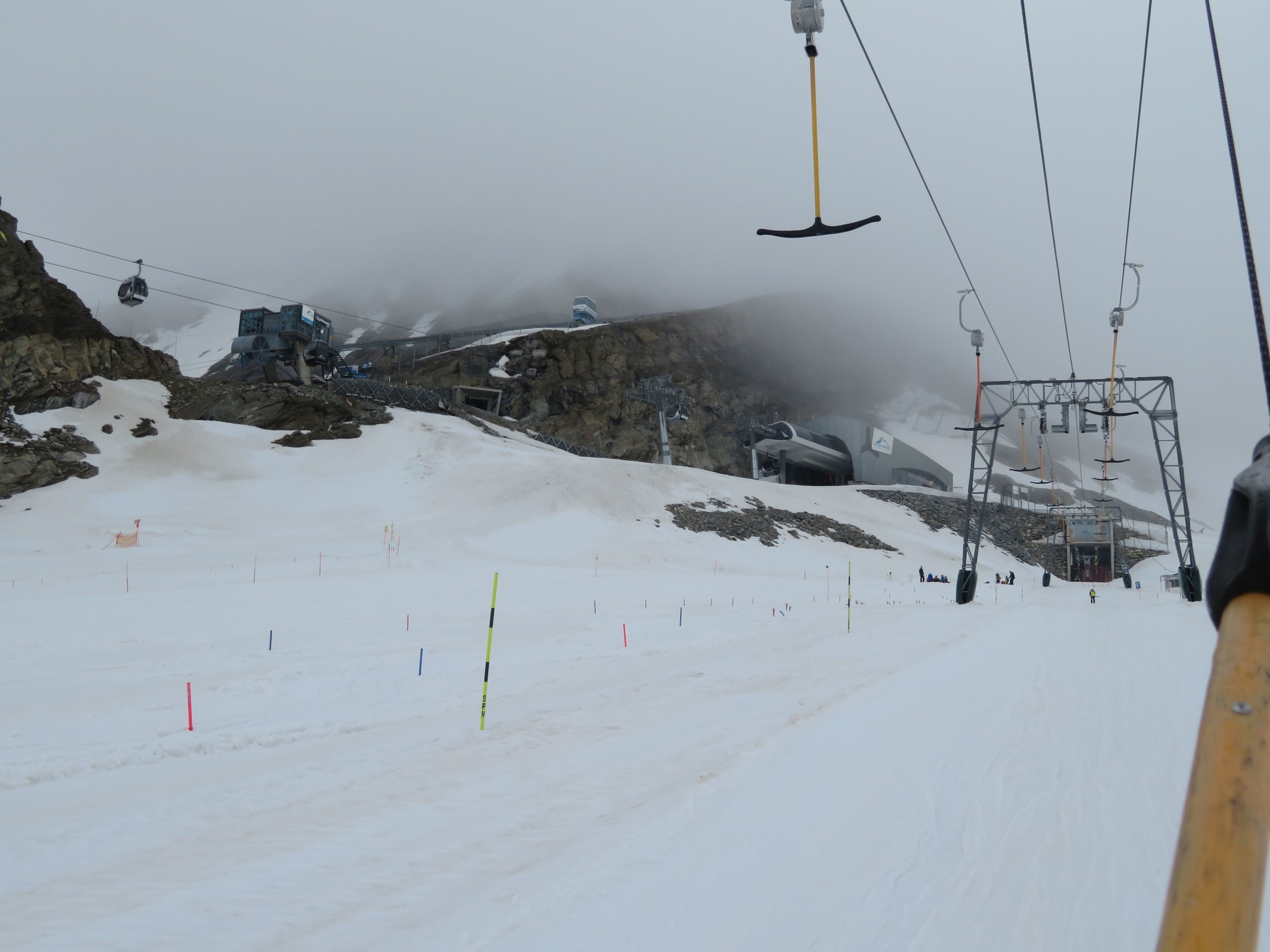 Blick aus dem Magnetköpfllift zu der Bergstation des Gletscherjets 4 (rechts) und der Talstation des Gletscher-Shuttles (links).
