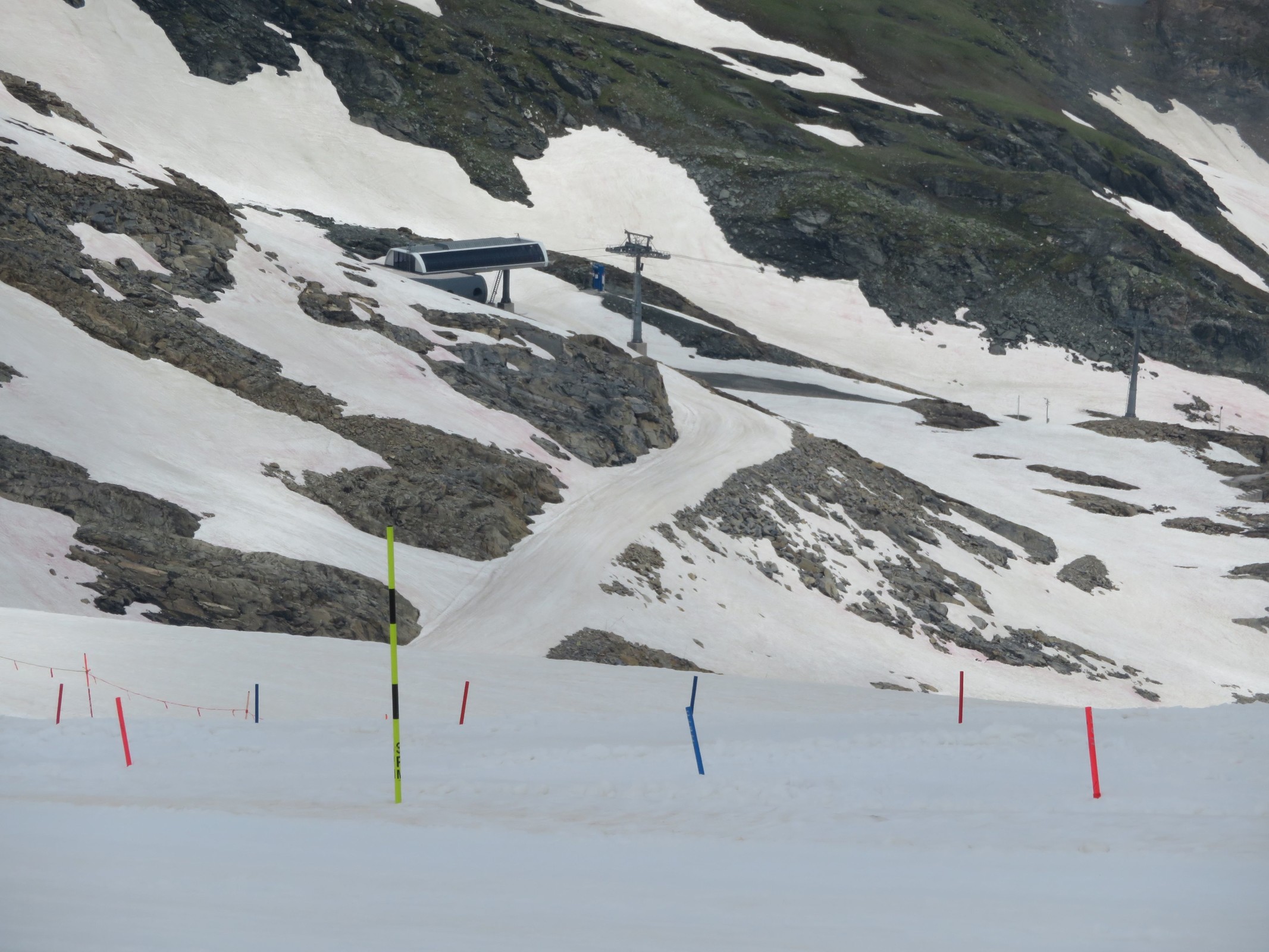 Zoom zur Bergstation der Kristallbahn.