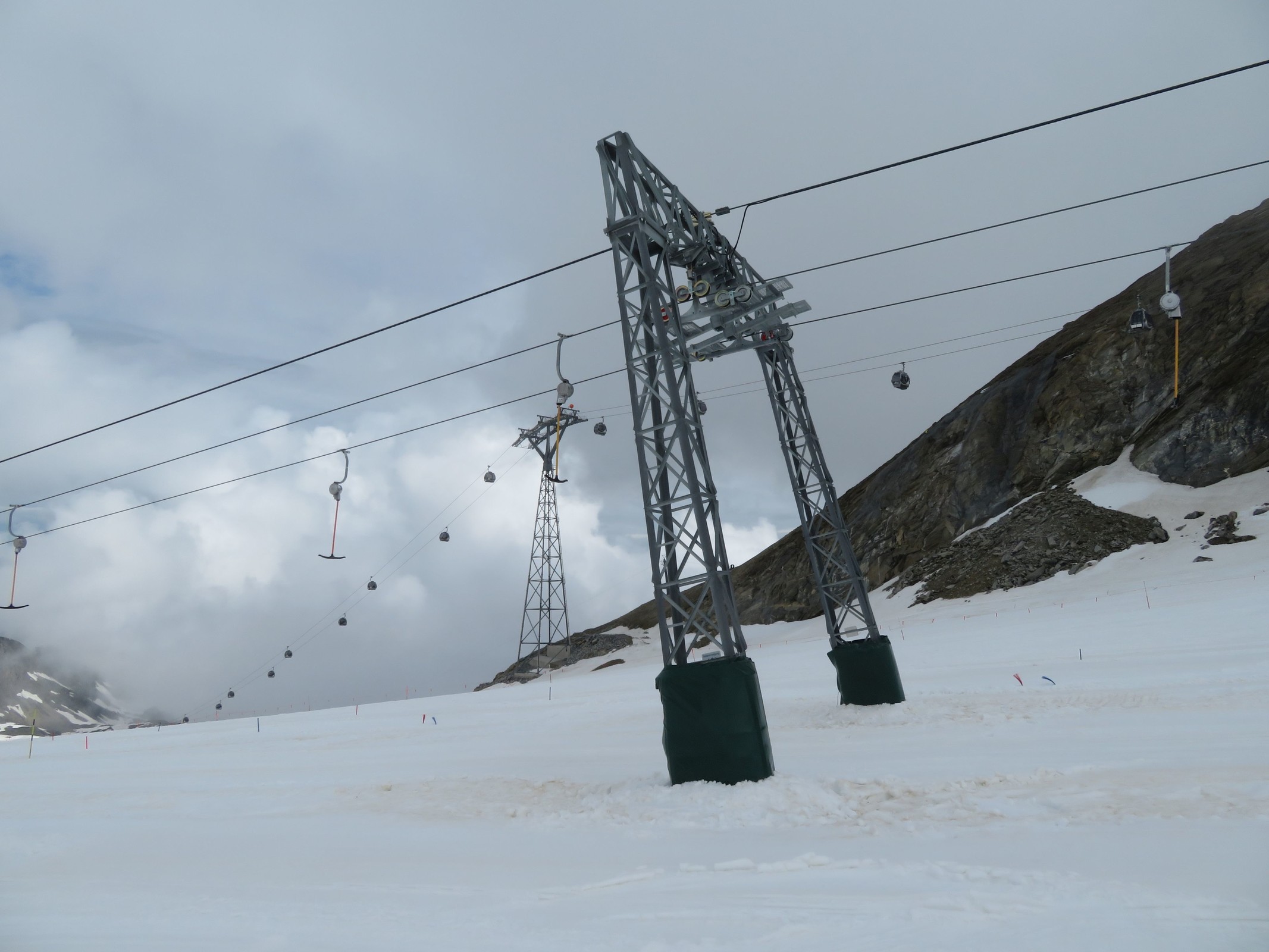 Eine Stütze des Magnetköpfllifts vor der hohen Stütze des Gletscherjet 4.