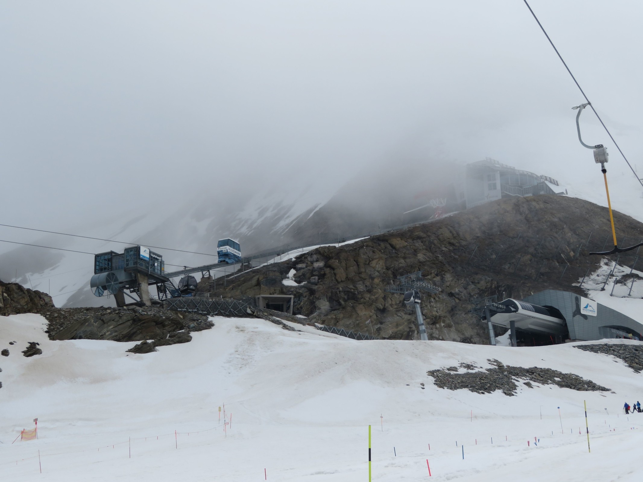 Irgendwie wiederhole ich mich mit den Bildern, aber doppelt hält besser ;-): Blick zum Gletscher-Shuttle und zum Gletscherjet 4. Im Hintergrund halb im Nebel die Gipfelstation.