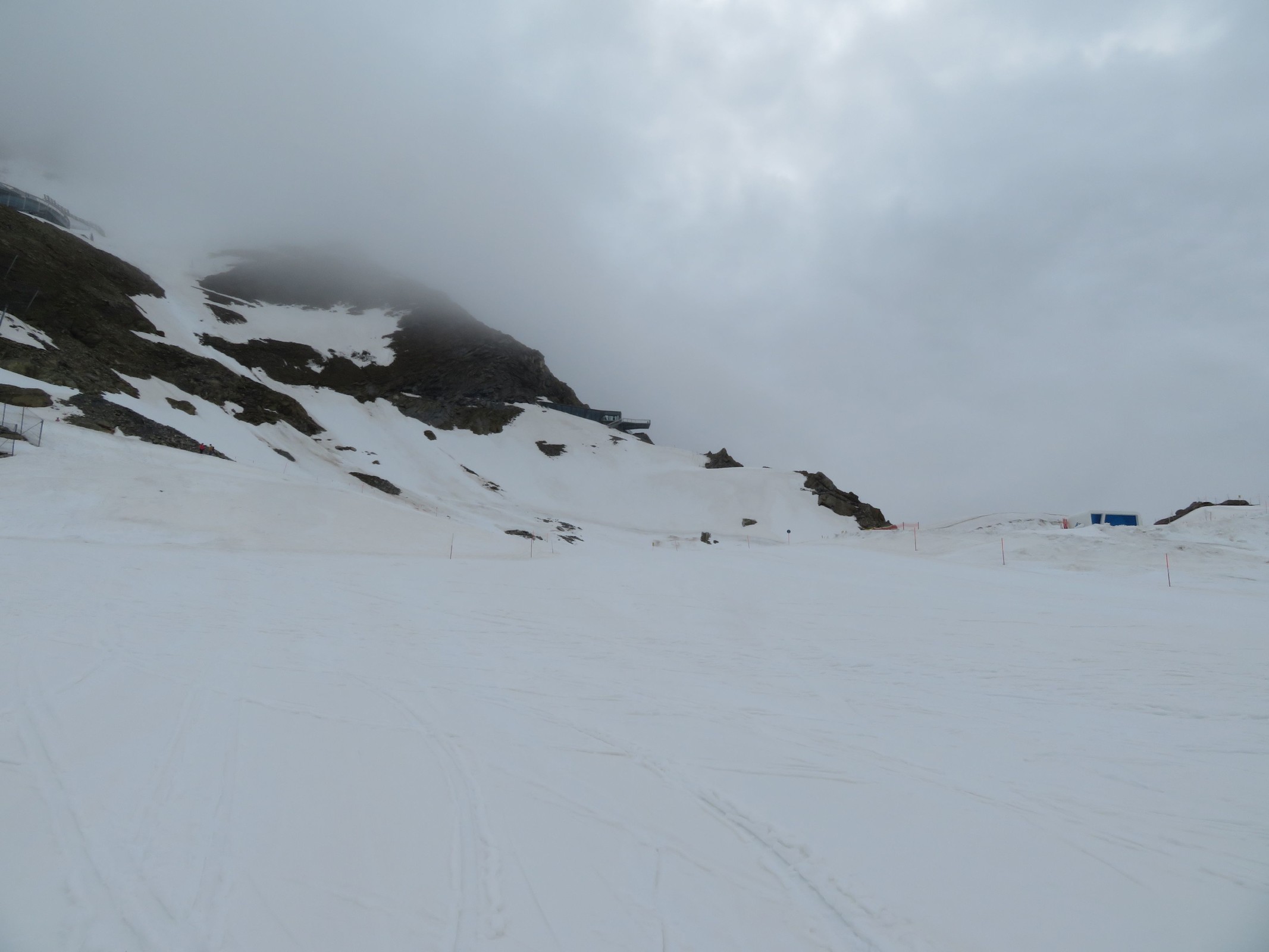 Blick auf das erste Stück der "Zubringer-Abfahrt" vom Gletscherjet 4. Diese war oben wie im Herbst auf den ersten Metern sehr steinig.