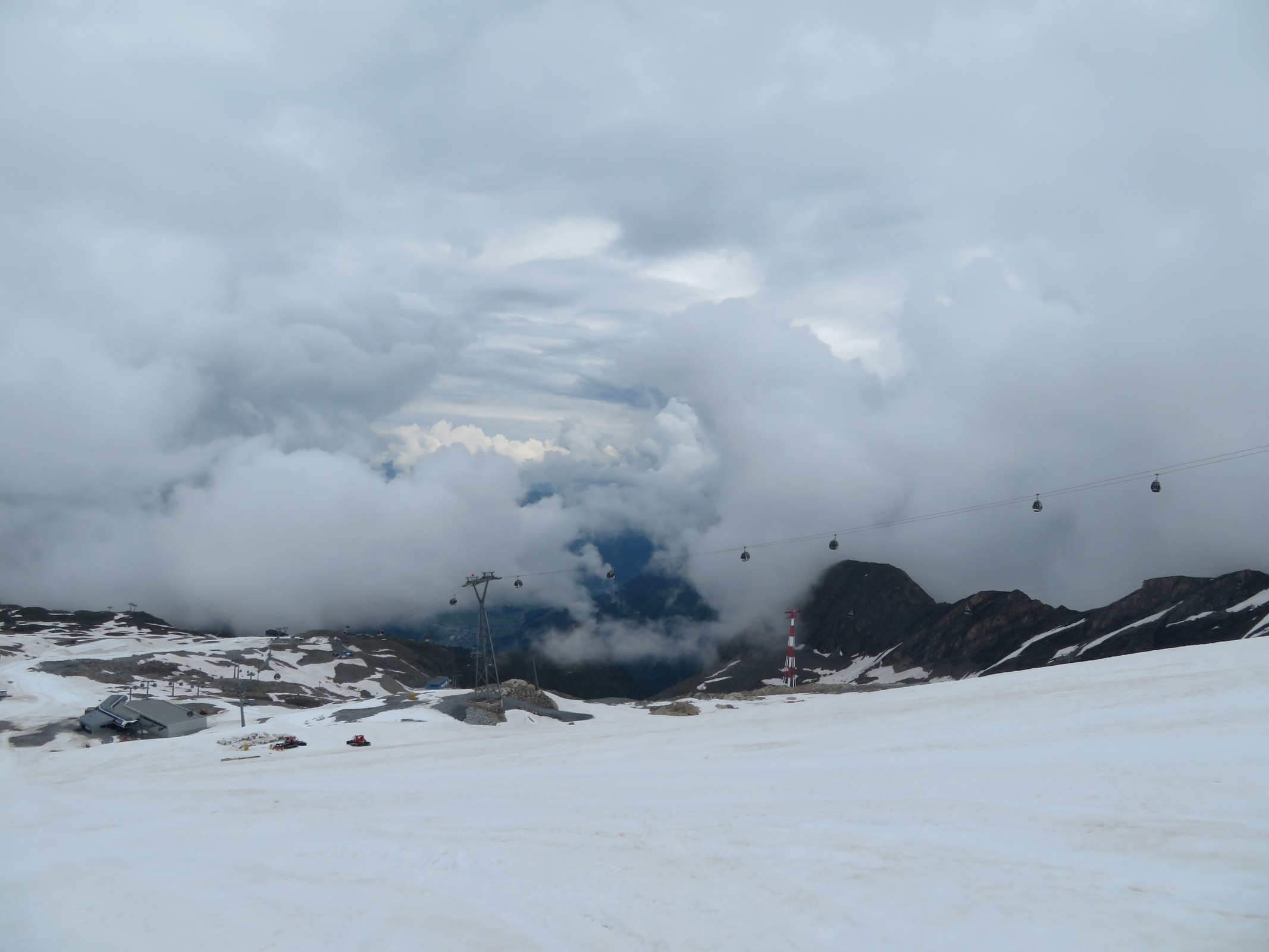 Blick in Richtung Zell am See, das sich hinter den Wolken versteckt.