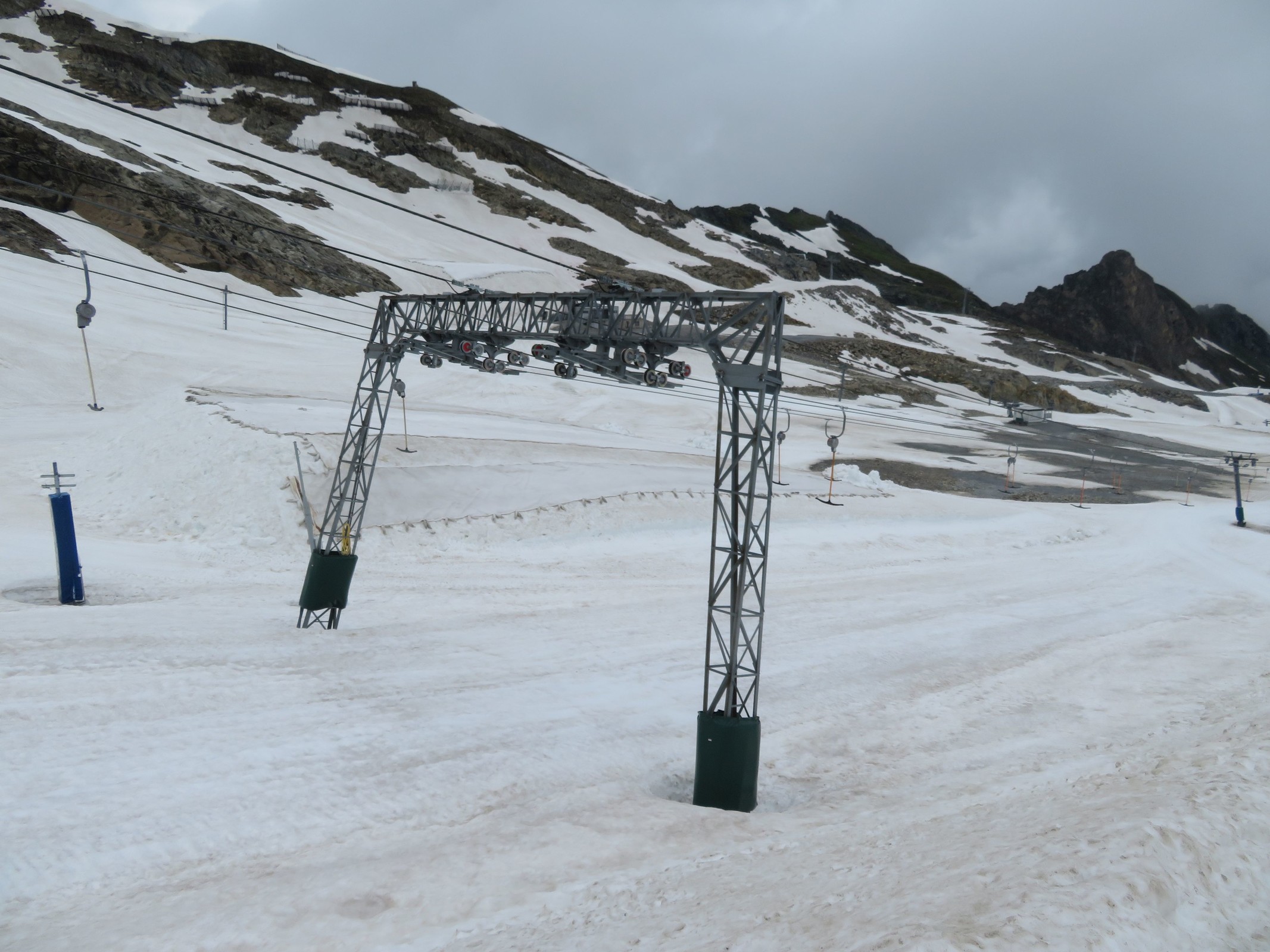 Schneedepot oder Vermattung am Ende des Gletschers an den Kitzliften.