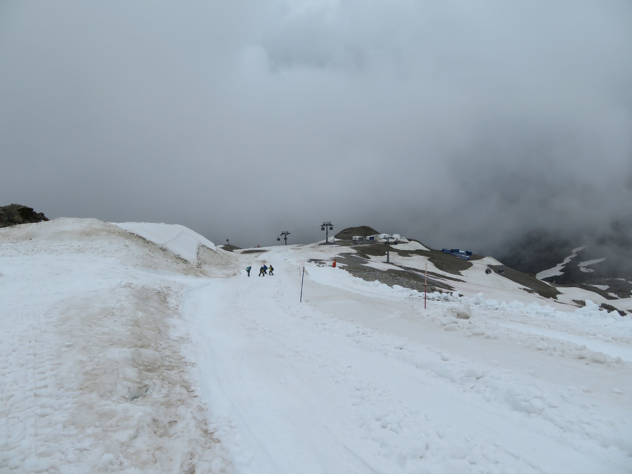 Weiter unten. Vorne vier Skikids, die auch alle die geschlossene Abfahrt fuhren.
