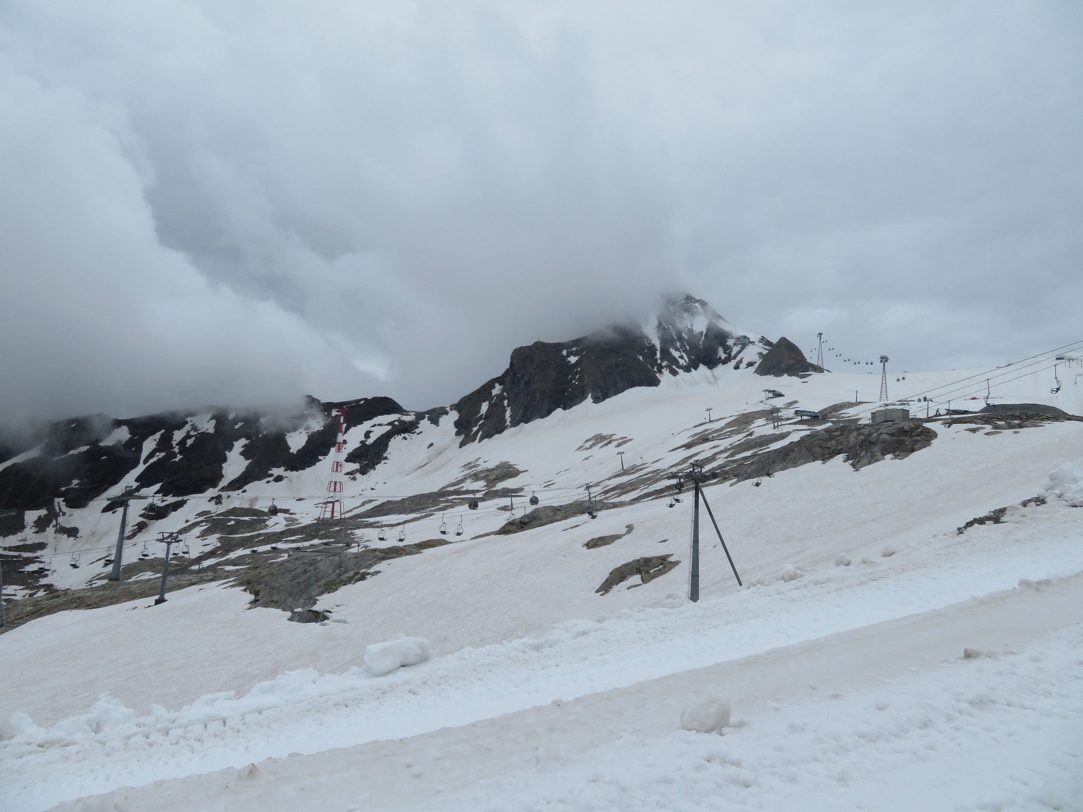 Blick zur Schmiedingerbahn im Hintergrund, wo auch nur noch wenig Gletscher vorhanden ist.