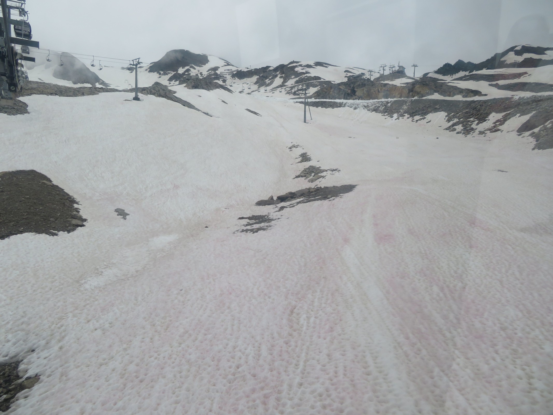 Roter Schnee auf der Sonnenkarpiste.