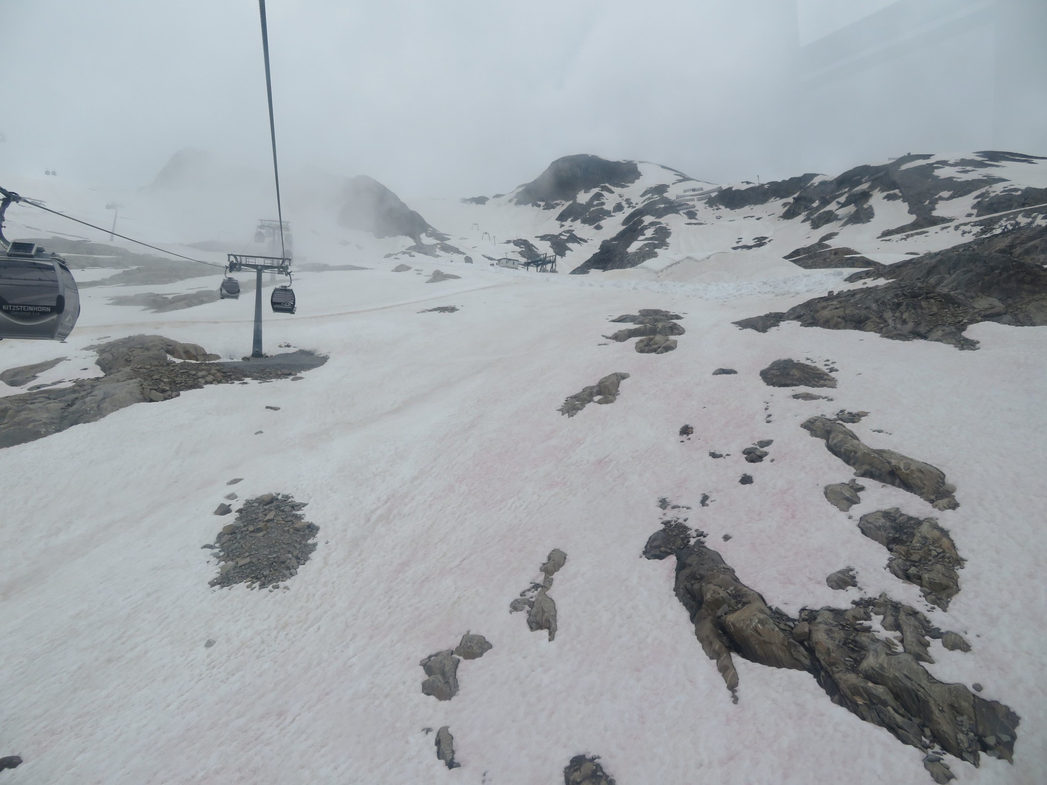 Auch hier überall roter Schnee.