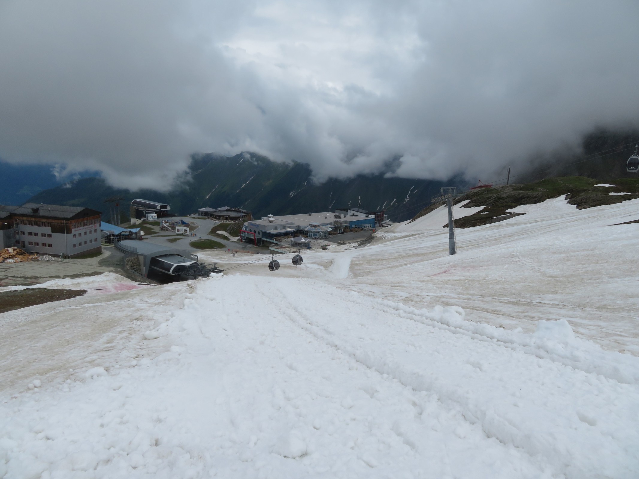 Auf dem Schlussstück der Alpincenterabfahrt. Beim ersten Mal bin ich auf der anderen Seite gefahren, doch diese war durch den Dreck / Staub / Sand sehr bremsig.