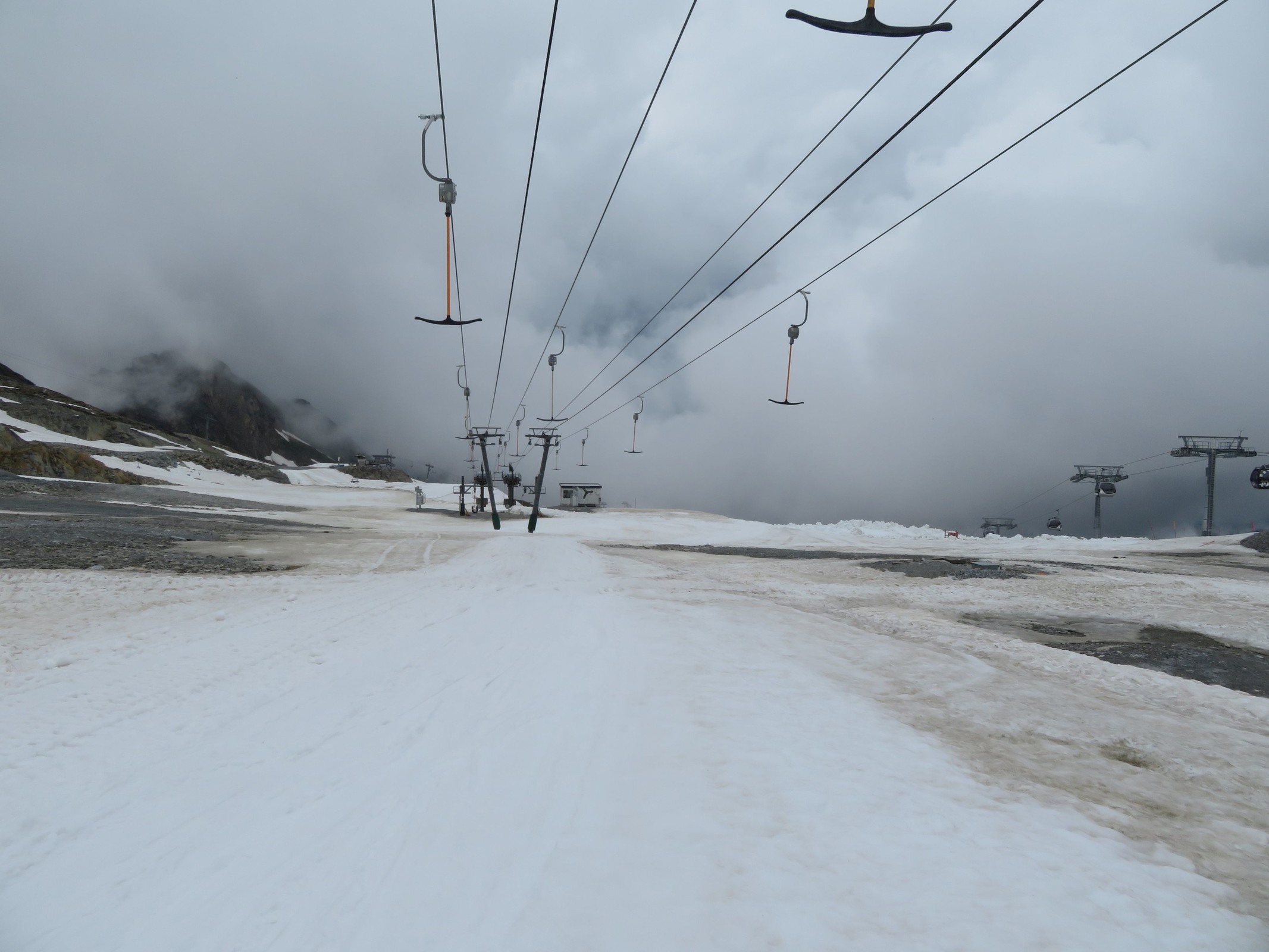Nochmal wieder das dritte Mal auf der Abfahrt zum Alpincenter. Hier unter den Kitzliften.