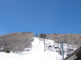 Ganz amüsante, leere Abfahrten in diesem Bereich, vor allem mit diversen Skibrücken und Tunnels unter den allgegenwärtigen Zufahrtsstraßen zu beachtlichen Luxus-Villen...