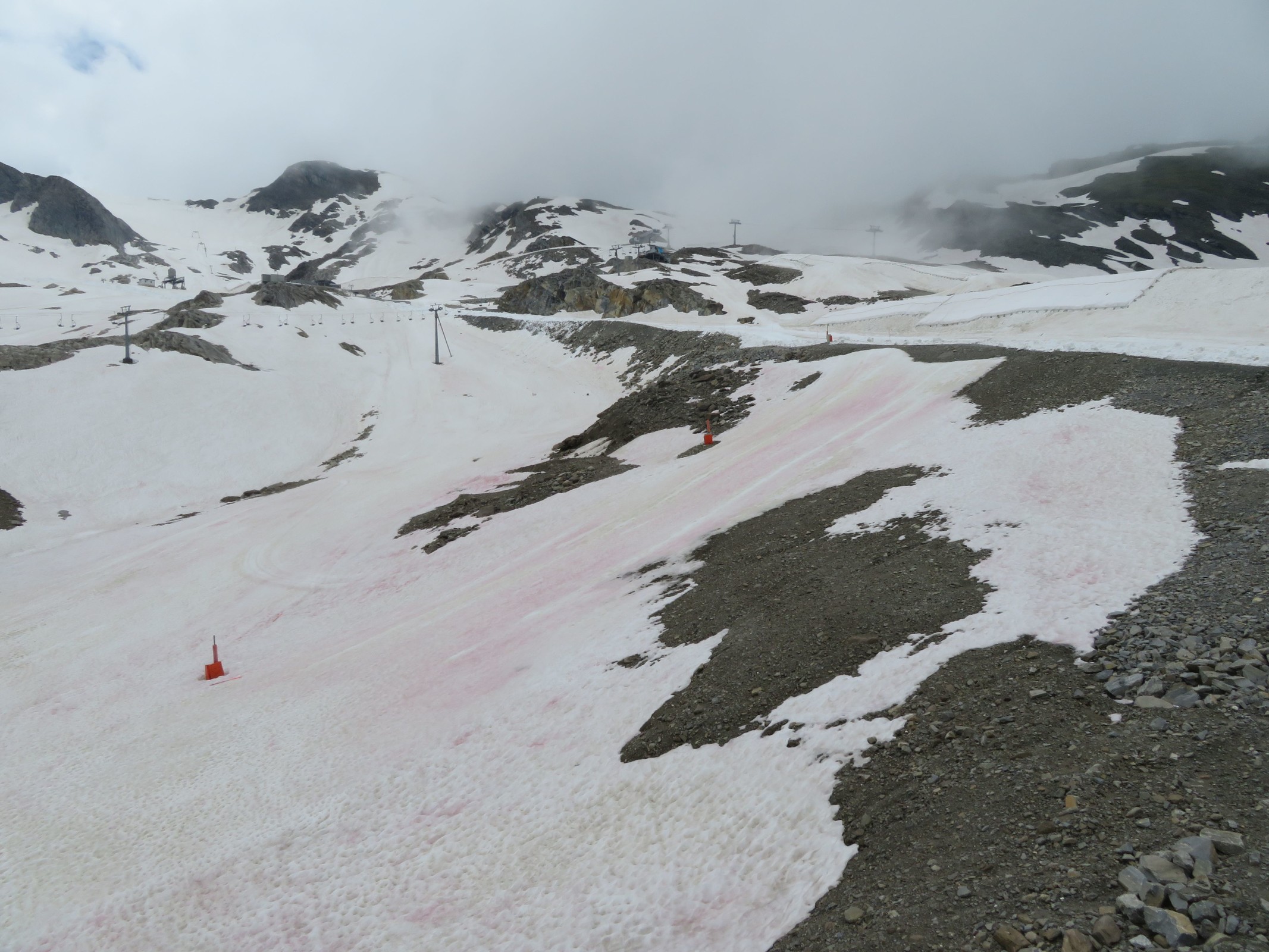 Um 13.39 Uhr in der letzten Bergfahrt im Gletscherjet 3. Auf den Abfahrten ins Sonnenkar liegt massig roter Schnee. Keine Ahnung, ob das die derzeit publik gemachten Algen sind...