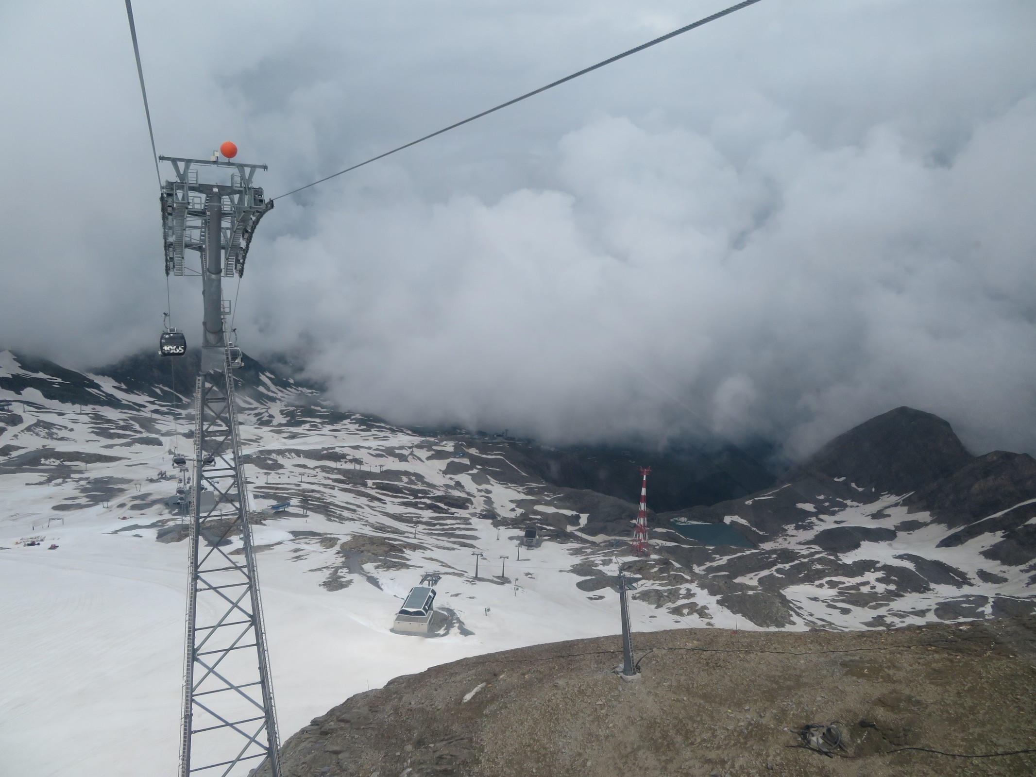 Im Gletscherjet 4. Unterhalb sieht man noch die Bergstation der Schmiedingerbahn.