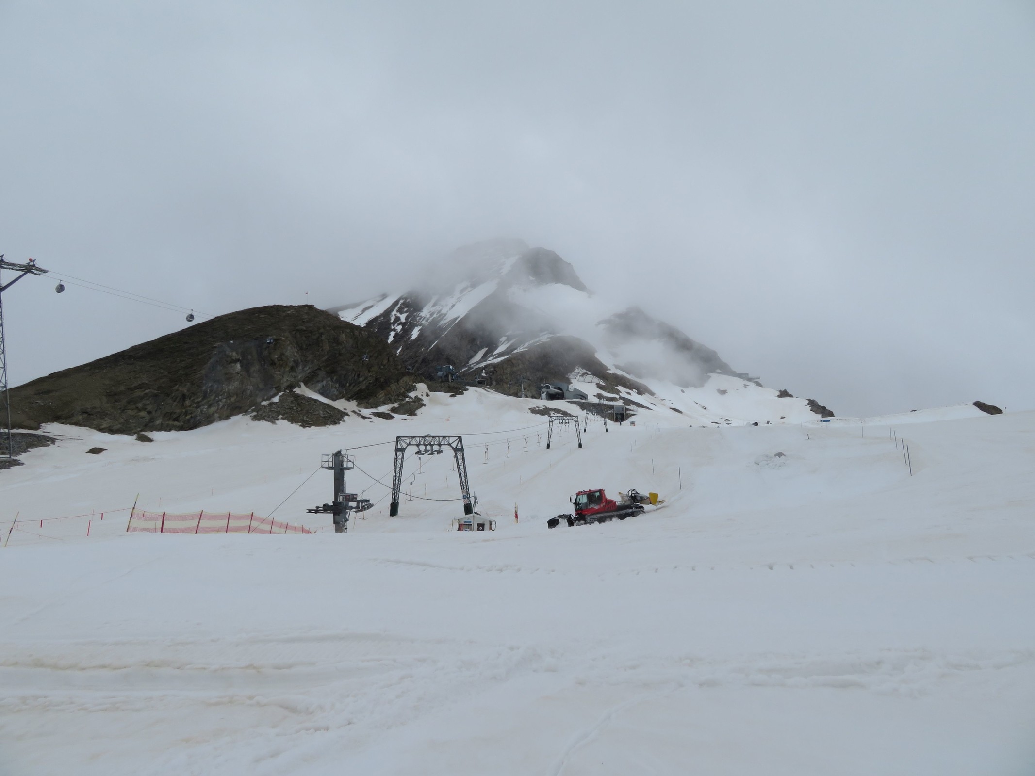 Um 13.53 Uhr wird bereits mit der Präparierung am Magnetköpfllift angefangen.