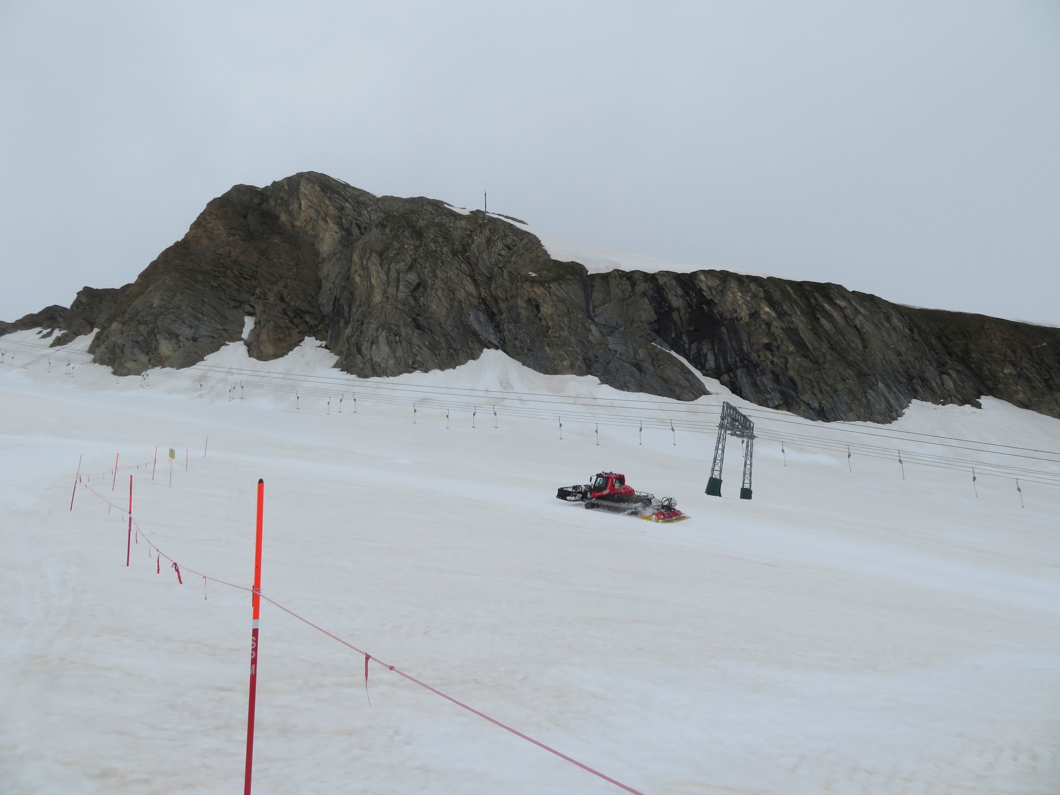 Auch an der Piste an den Kitzliften fuhr ein Pistenbully von unten hoch. Ich bin dann bewusst abseits der frisch präparierten Spur gefahren.