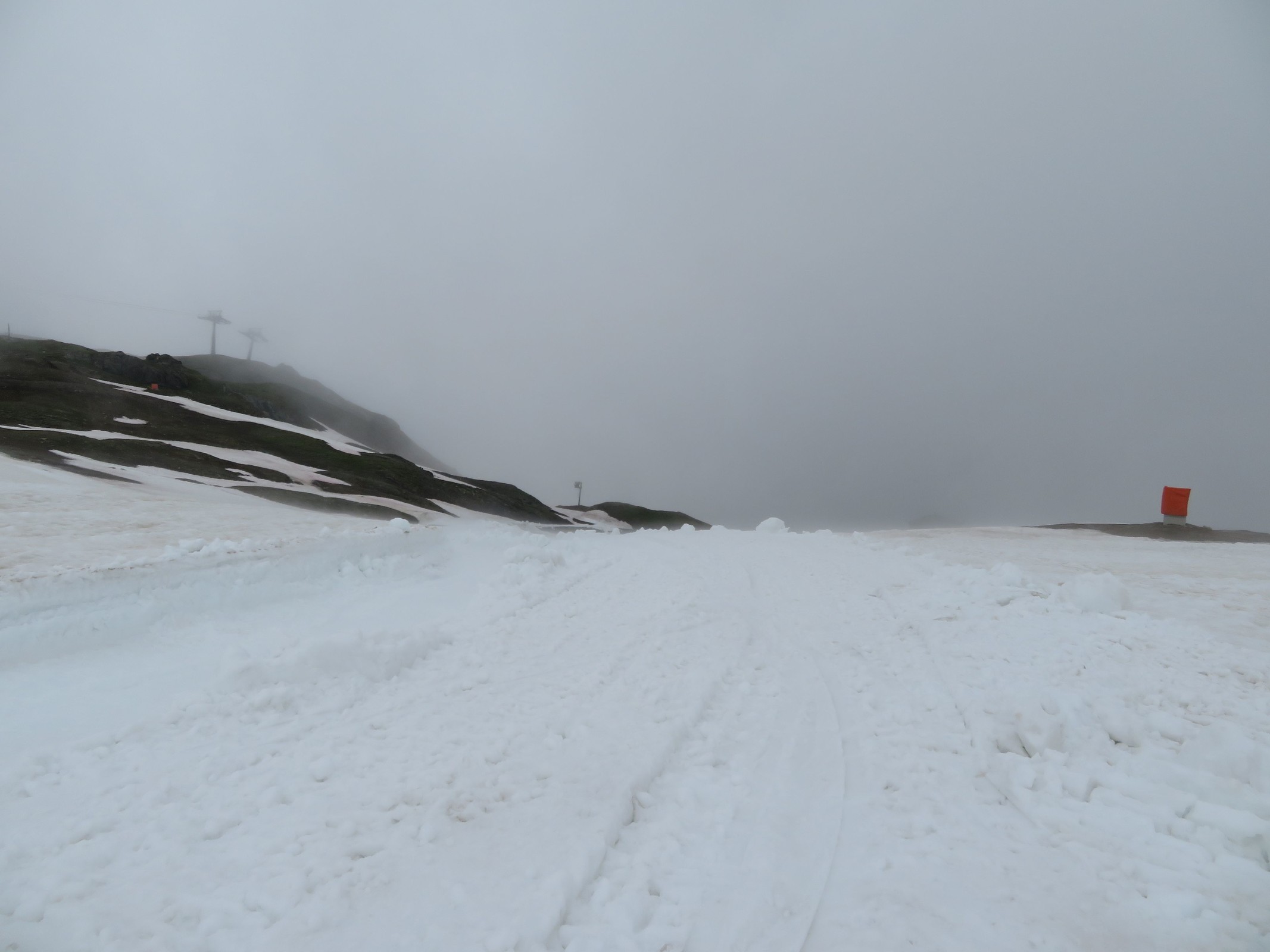 Auf der von unten gesehenen rechten Variante der Alpincenterabfahrt um 14.00 Uhr. Man kann die groben Raupenspuren schon ganz gut erkennen.