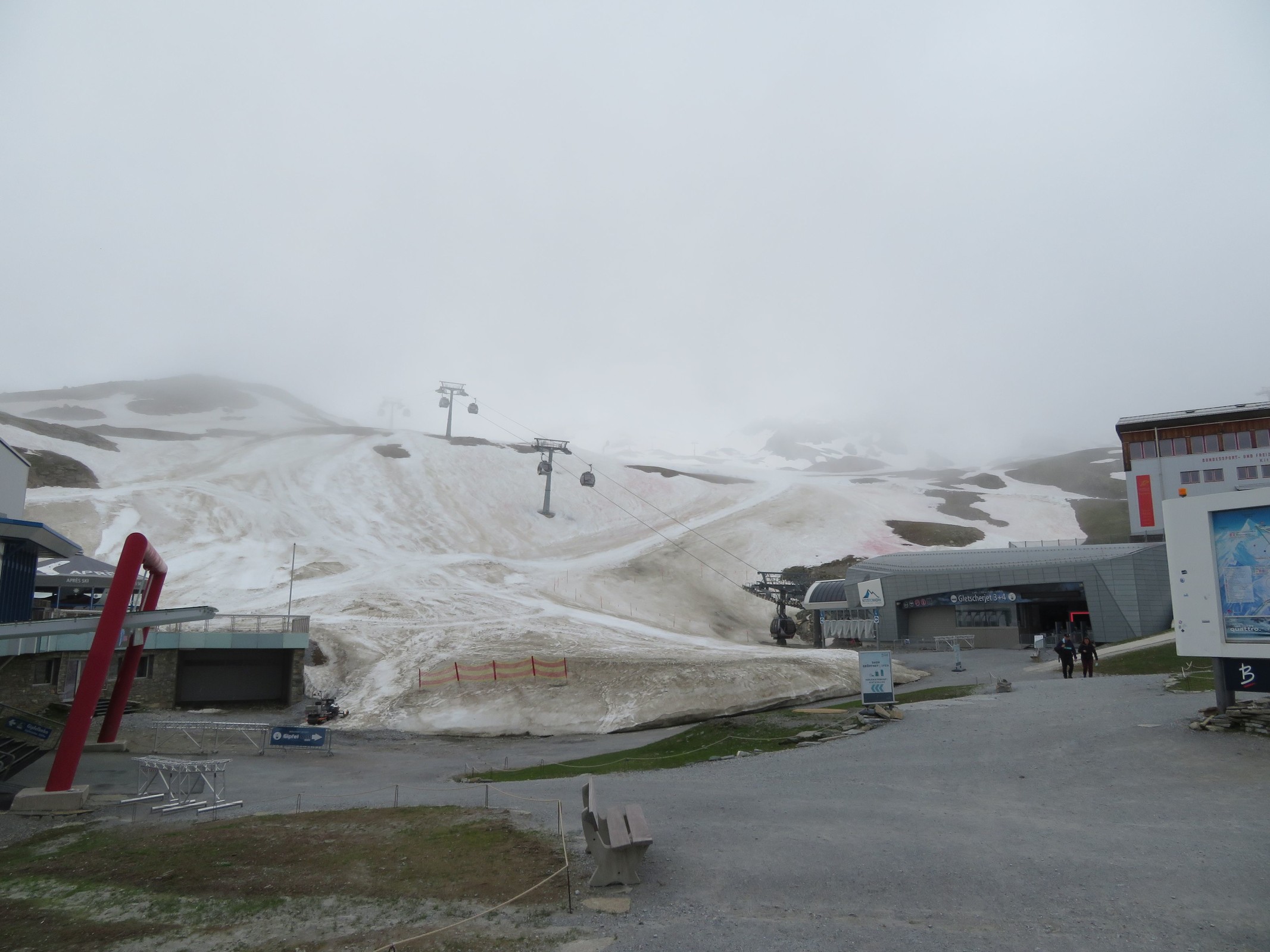 Blick auf den Schlusshang der Alpincenterabfahrt um 14.09 Uhr. Schade, dass diese nicht mehr offiziell geöffnet und präpariert ist. Schnee wäre noch massig da...