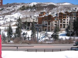 Die Talstation der 3SB Elkhorn (DM) liegt auf der anderen Straßenseite, die Piste endet aber auf Seite des Photographen. Lösung?