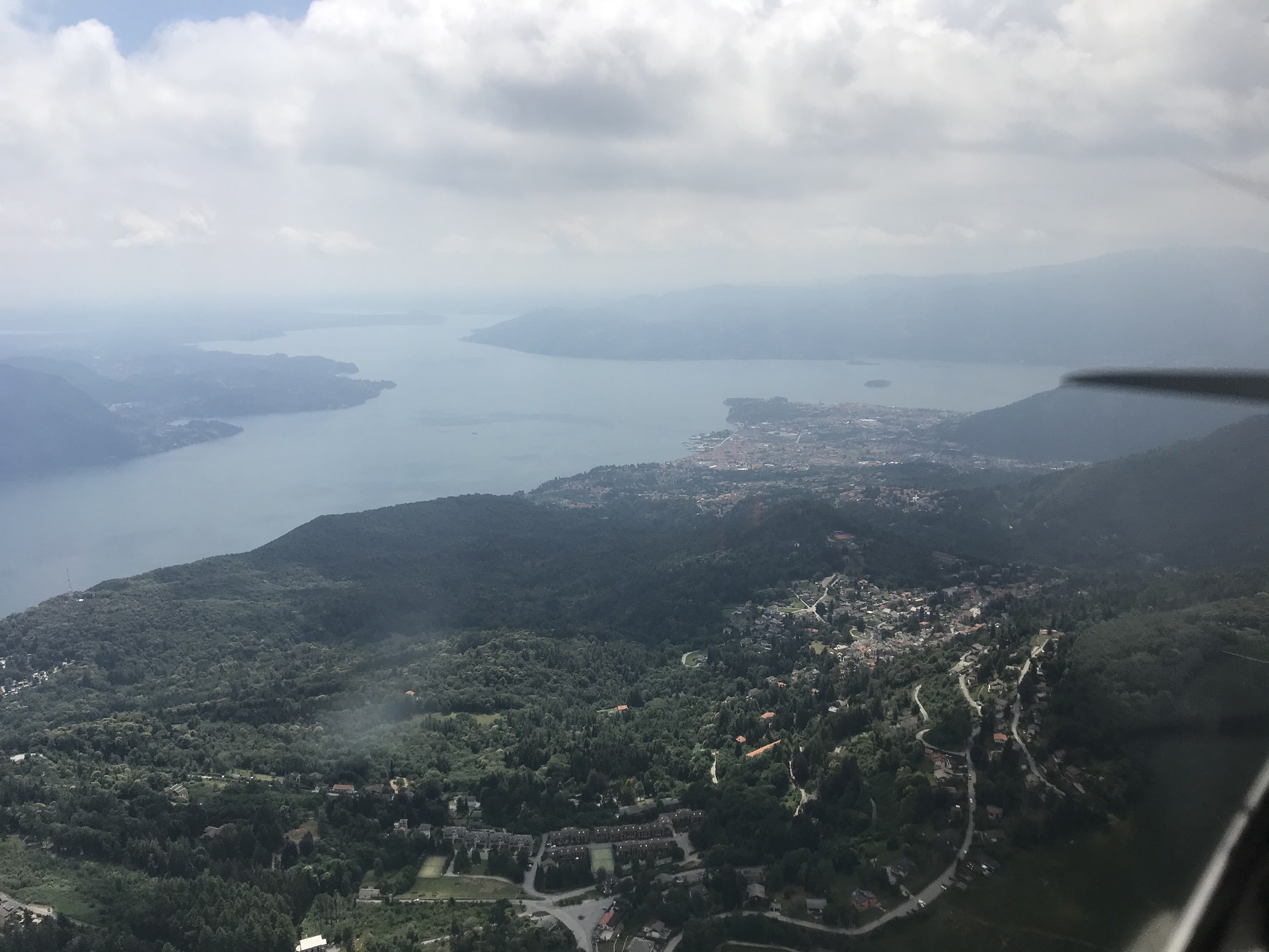Bei Verbania drückt der Dunst aus der Poebene rein