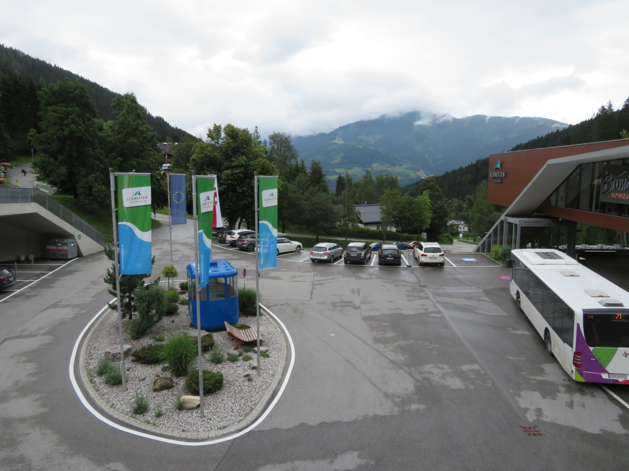 Parkplatz P2 im Schmittental. Auf dem "Kreisel" ist eine alte Kabine der Schmittenhöhebahn zu sehen. Bei der Kabine müsste es sich um die 2., 3. oder 4. Generation handeln. Diese waren zwischen 1938 und 1967 im Einsatz.