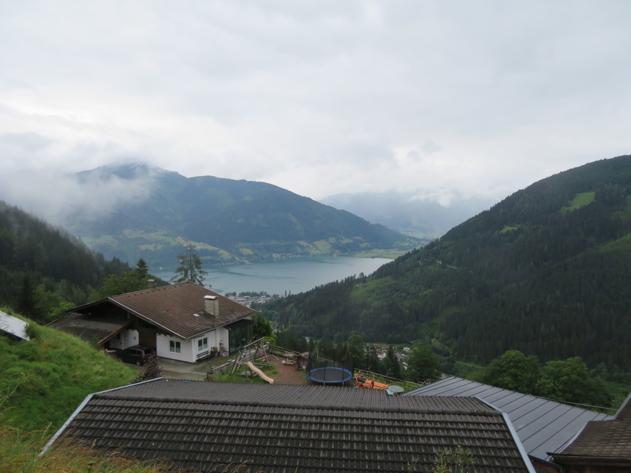 Jetzt sind wir oben an der Jaga-Alm angekommen. Hier gucken wir zum Zeller See.