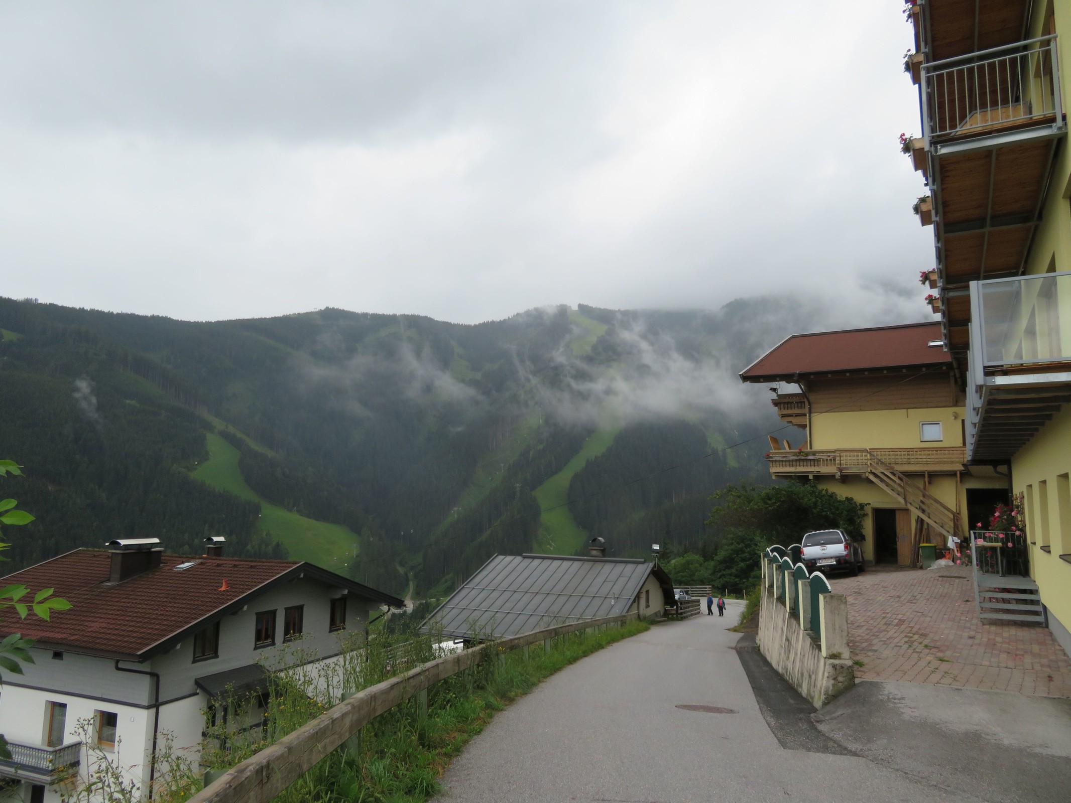 Von der gleichen Position blicken wir nun zur Standard Abfahrt (links) und zur Trass Abfahrt (rechts).
