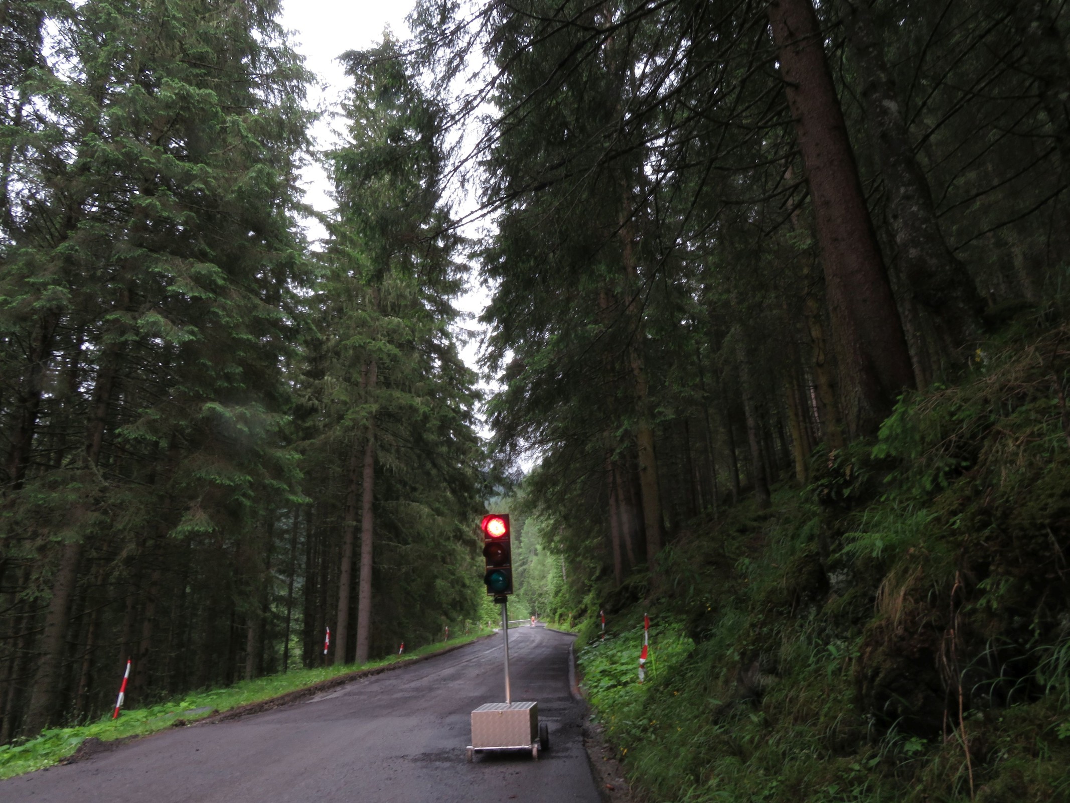 Kuriose Baustellenampel mitten im Nirgendwo. Wir hatten grün und die Gegenseite rot. Trotzdem ist uns in der einspurigen Baustelle ein LKW mit Anhänger entgegengekommen (!!!). Es hat gerade so gepasst. Zwischen uns und dem LKW waren noch gut 5 cm Platz. Ohne das Einklappen der Spiegel hätte es nicht gepasst.