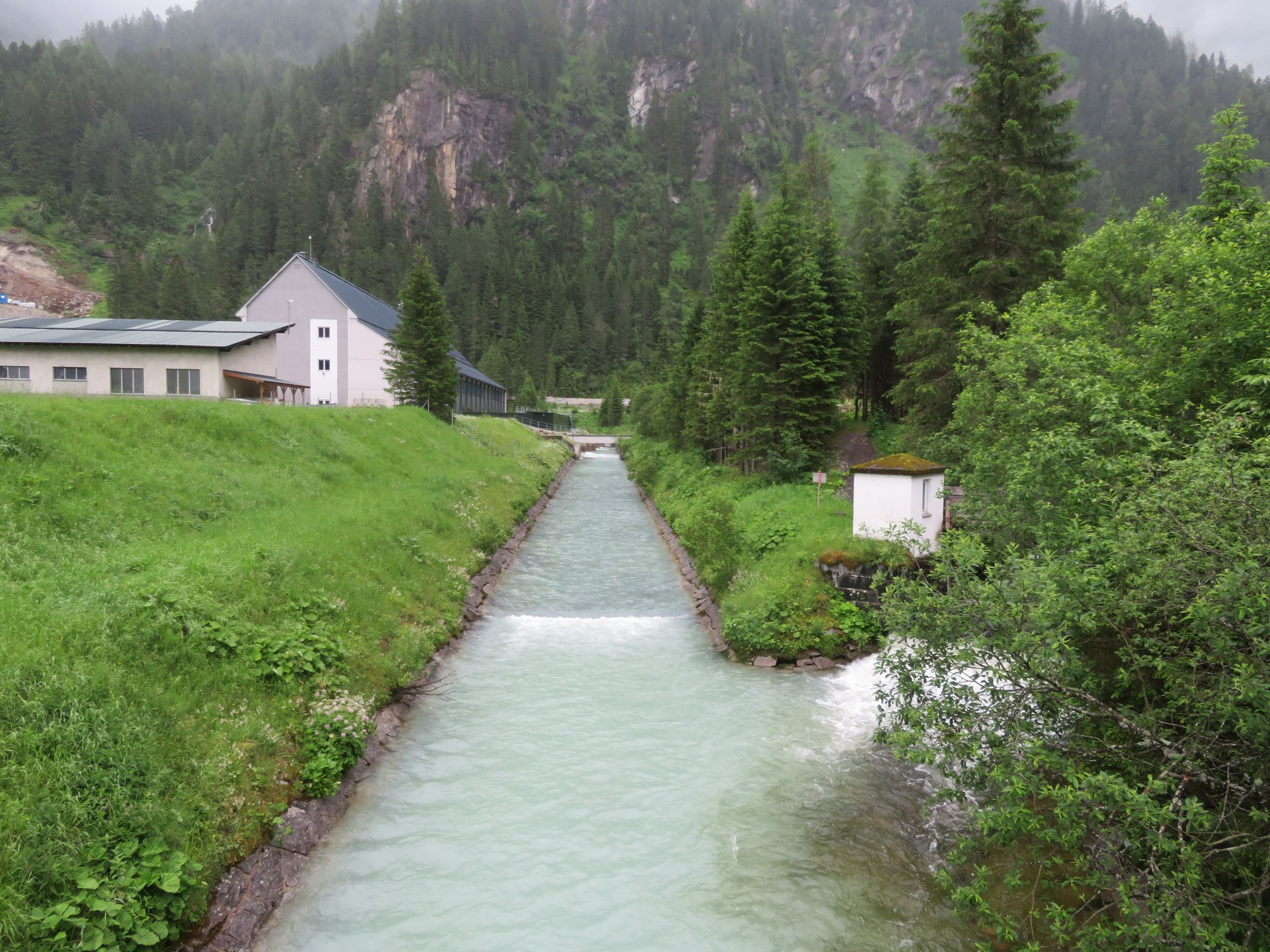 Irgendwo da oben eine "Verbindung" zwischen Kraftwerken oder so.