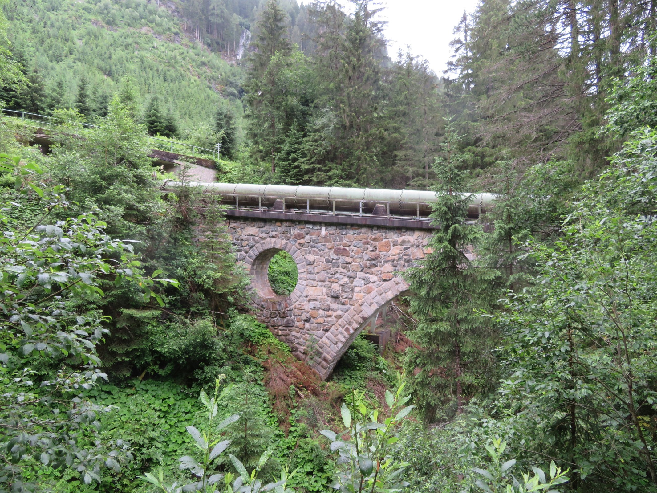 Weiter unten an der Straße treffen wir auf diese uralten Rohre.