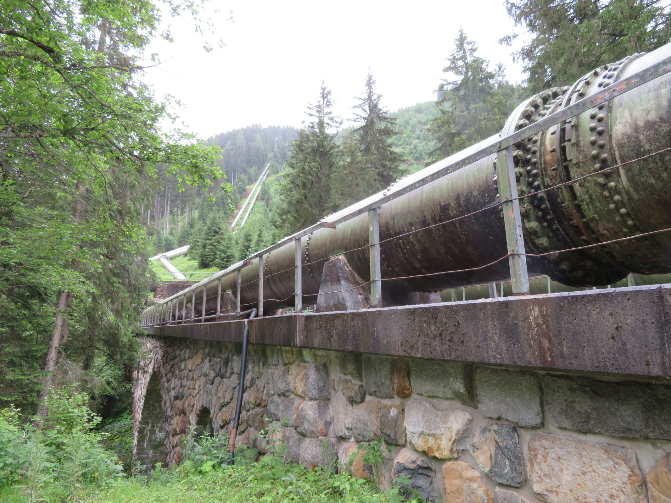 Uralte Rohre. Wenn ich Wikipedia glauben darf, müssen diese Rohre von 1929 sein.